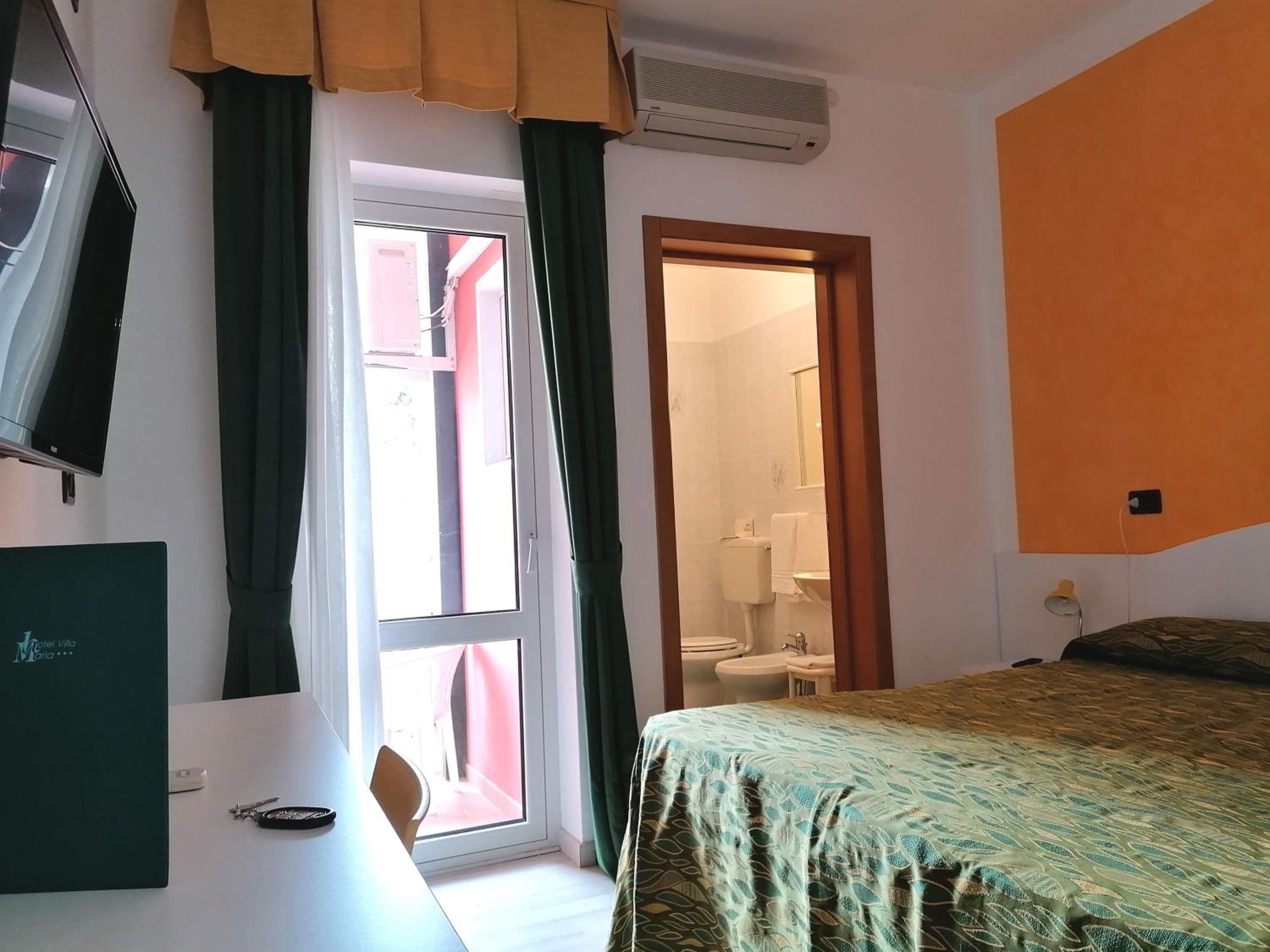 Double or Twin Room with Balcony - Photo 4