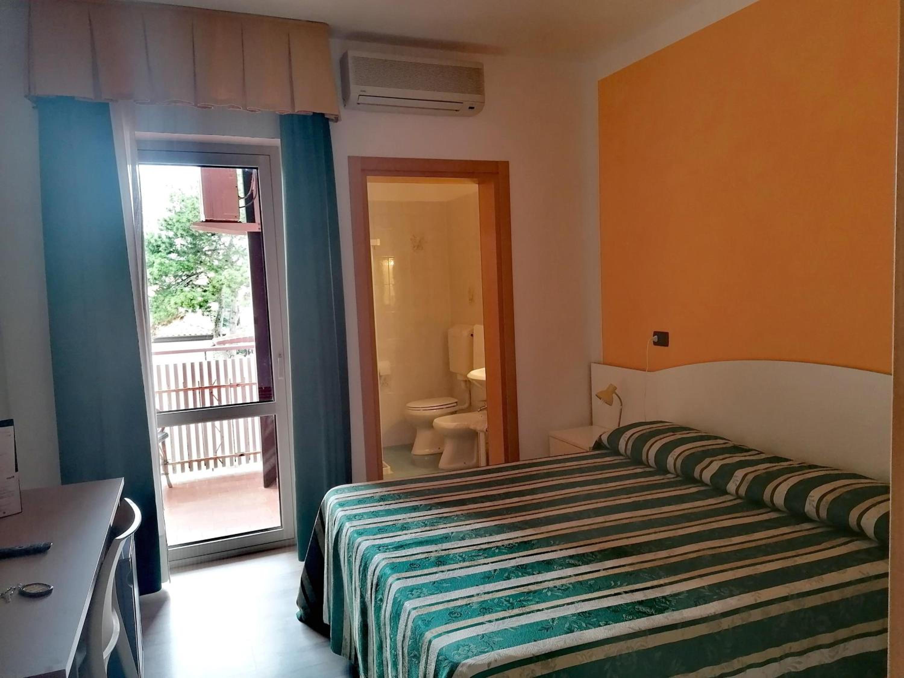Double or Twin Room with Balcony - Photo 7