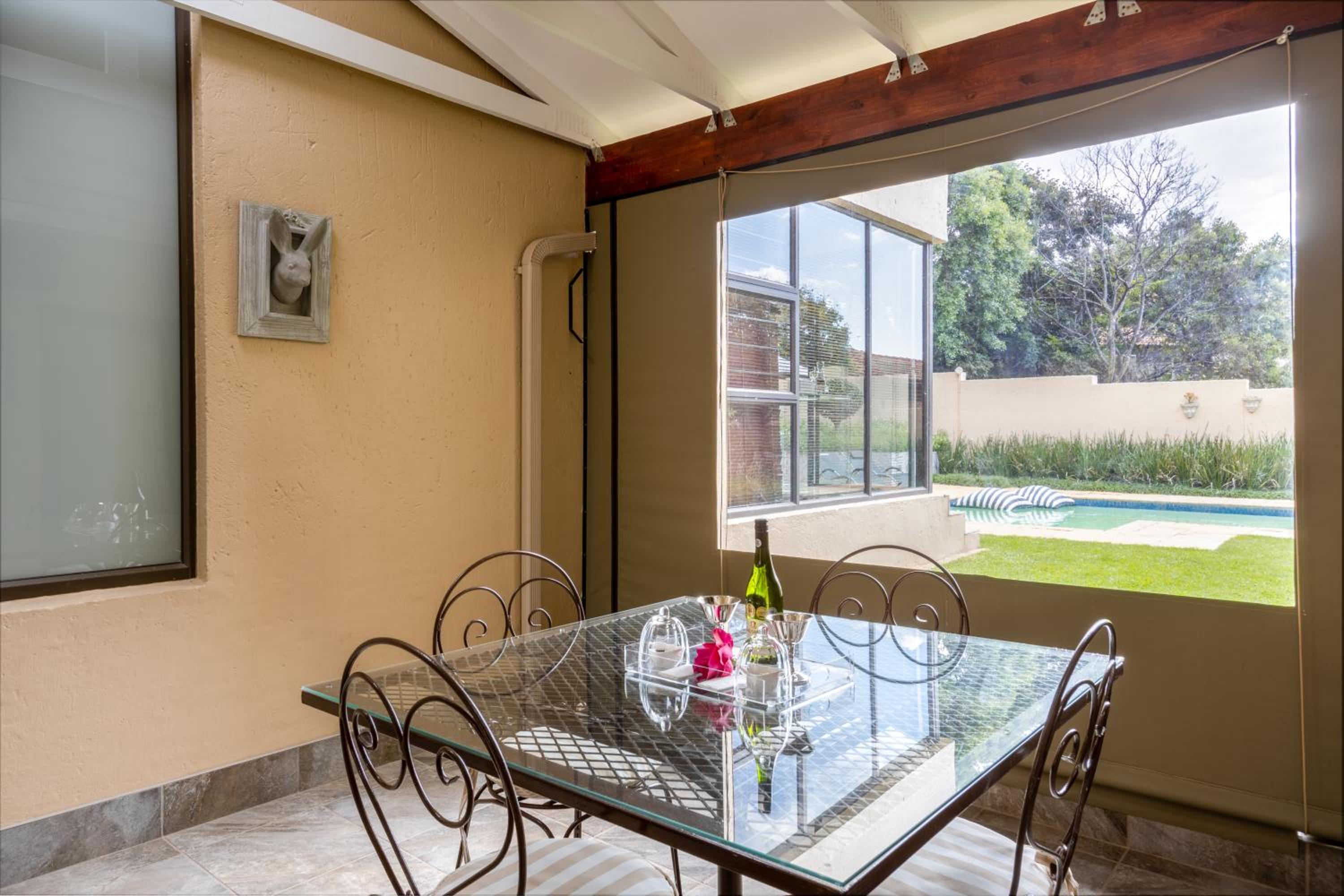 Deluxe Queen Suite - Photo 3