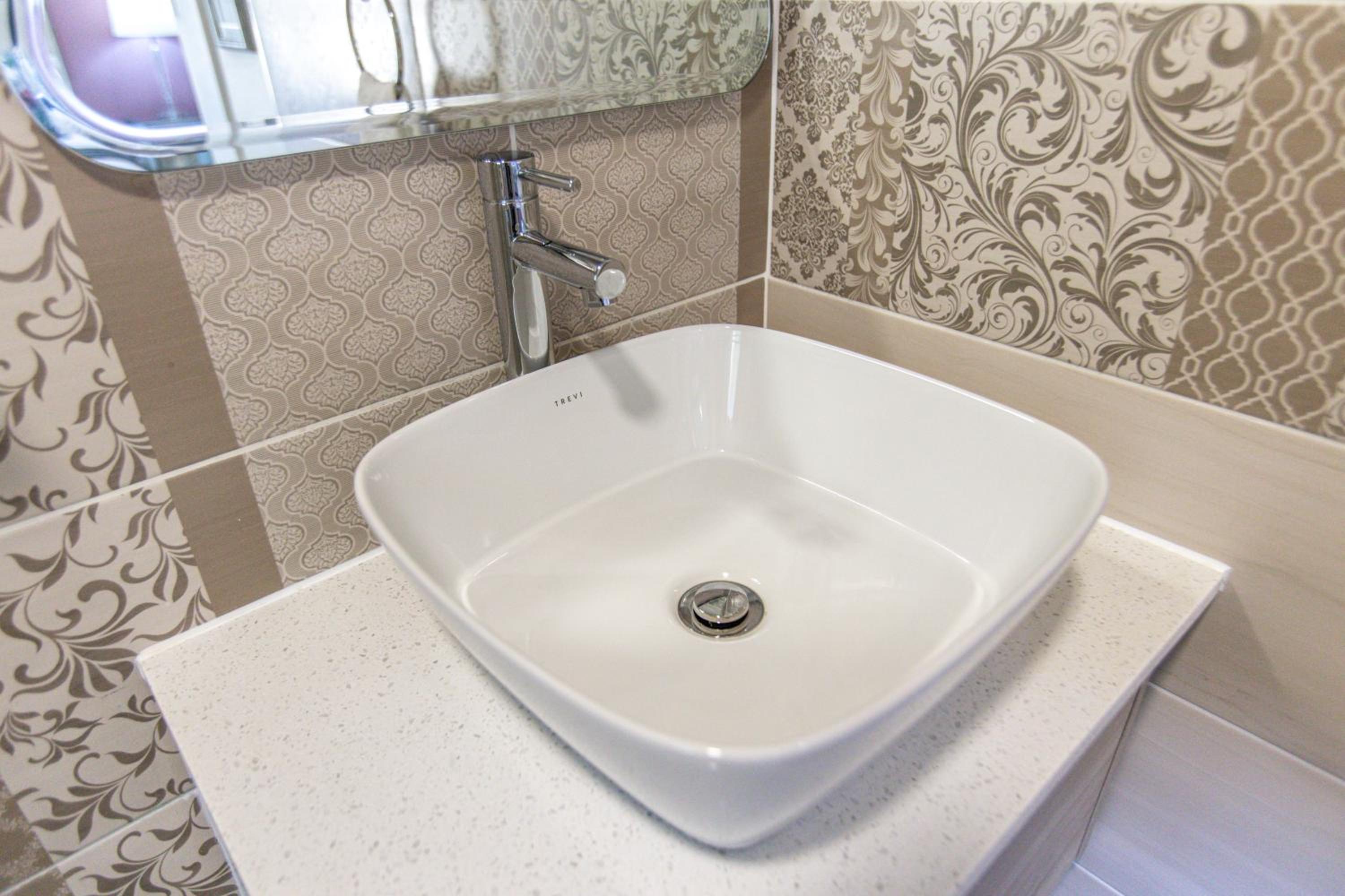 Deluxe Queen Suite - Photo 6