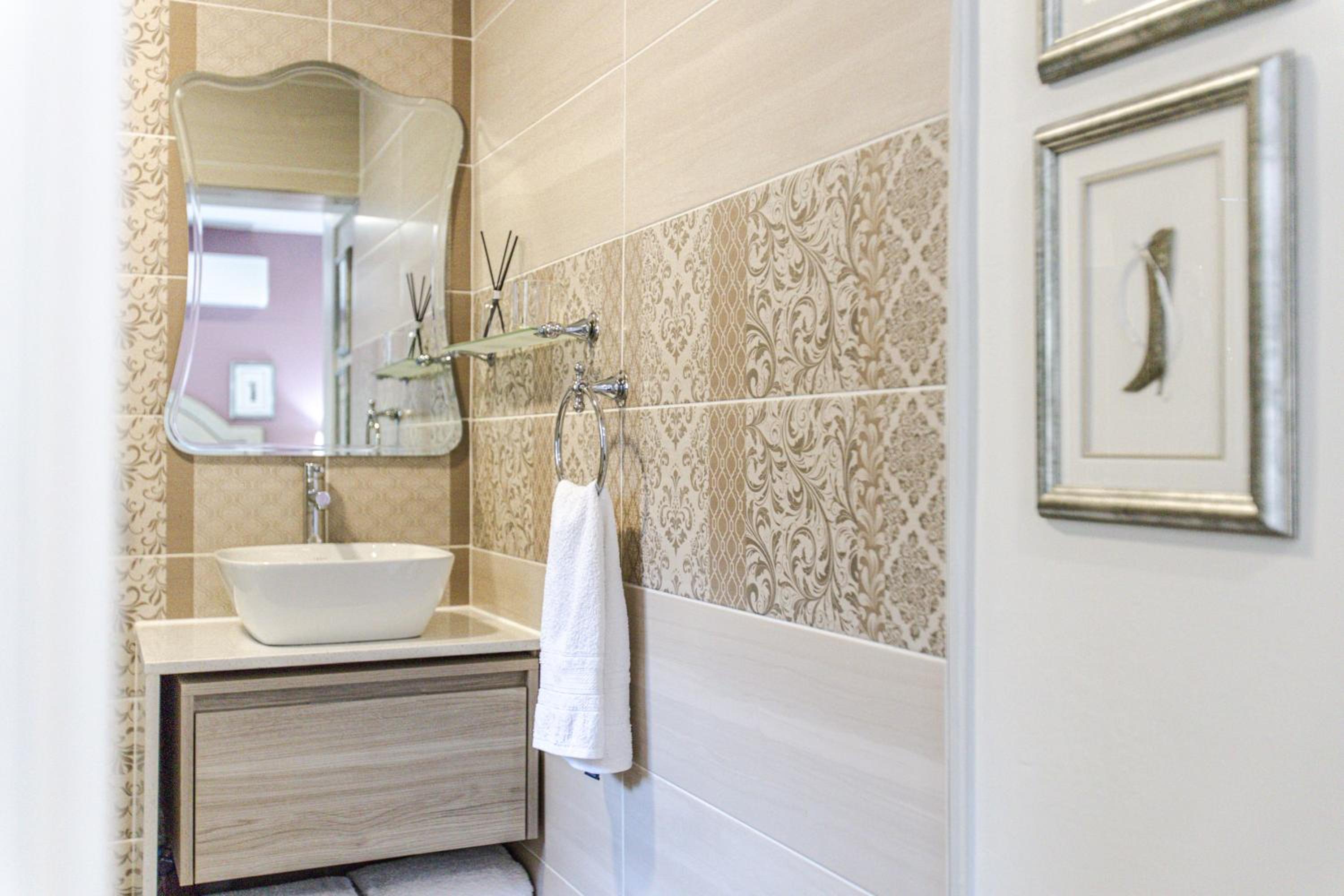 Deluxe Queen Suite - Photo 7