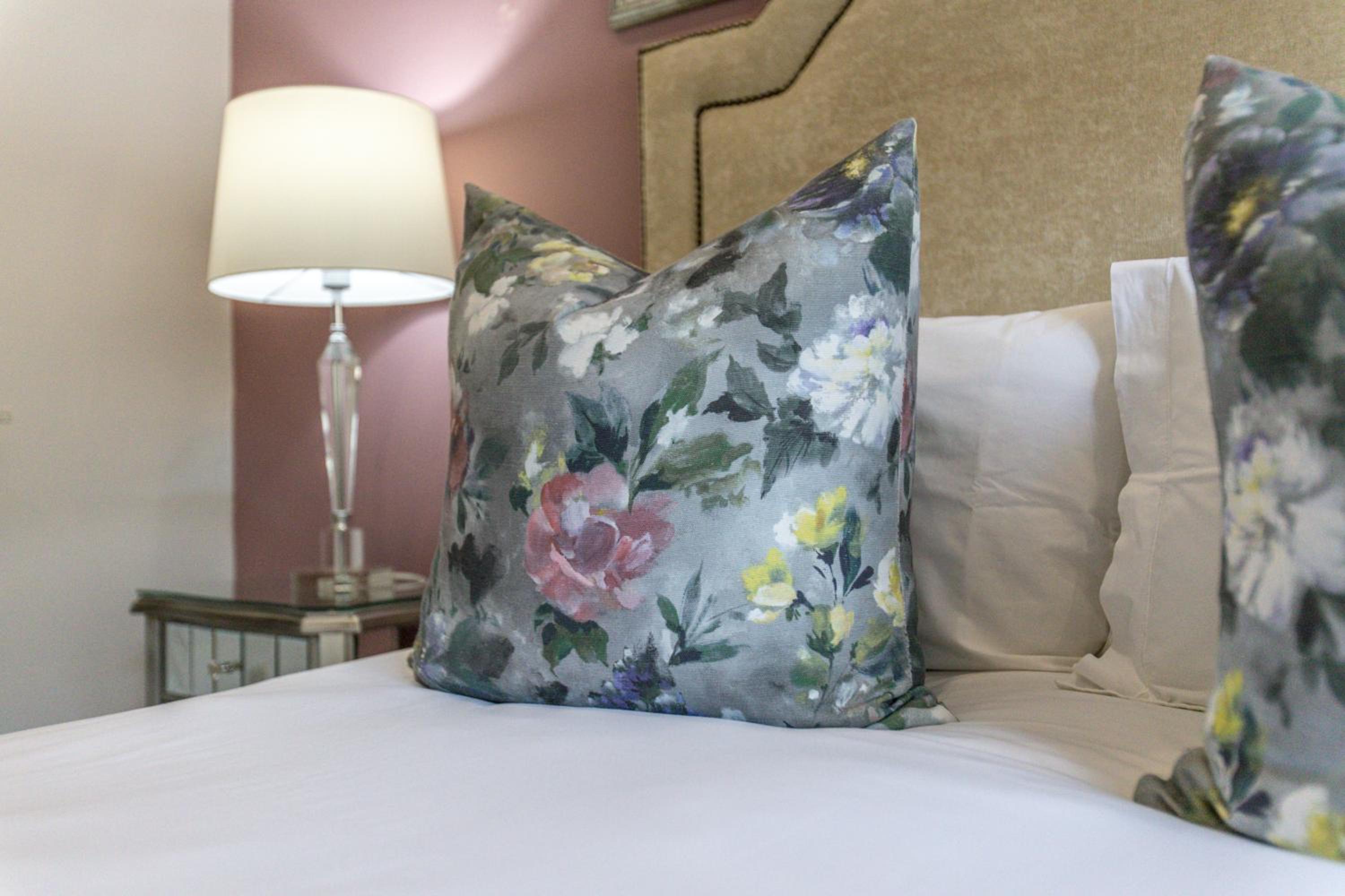 Deluxe Queen Suite - Photo 8