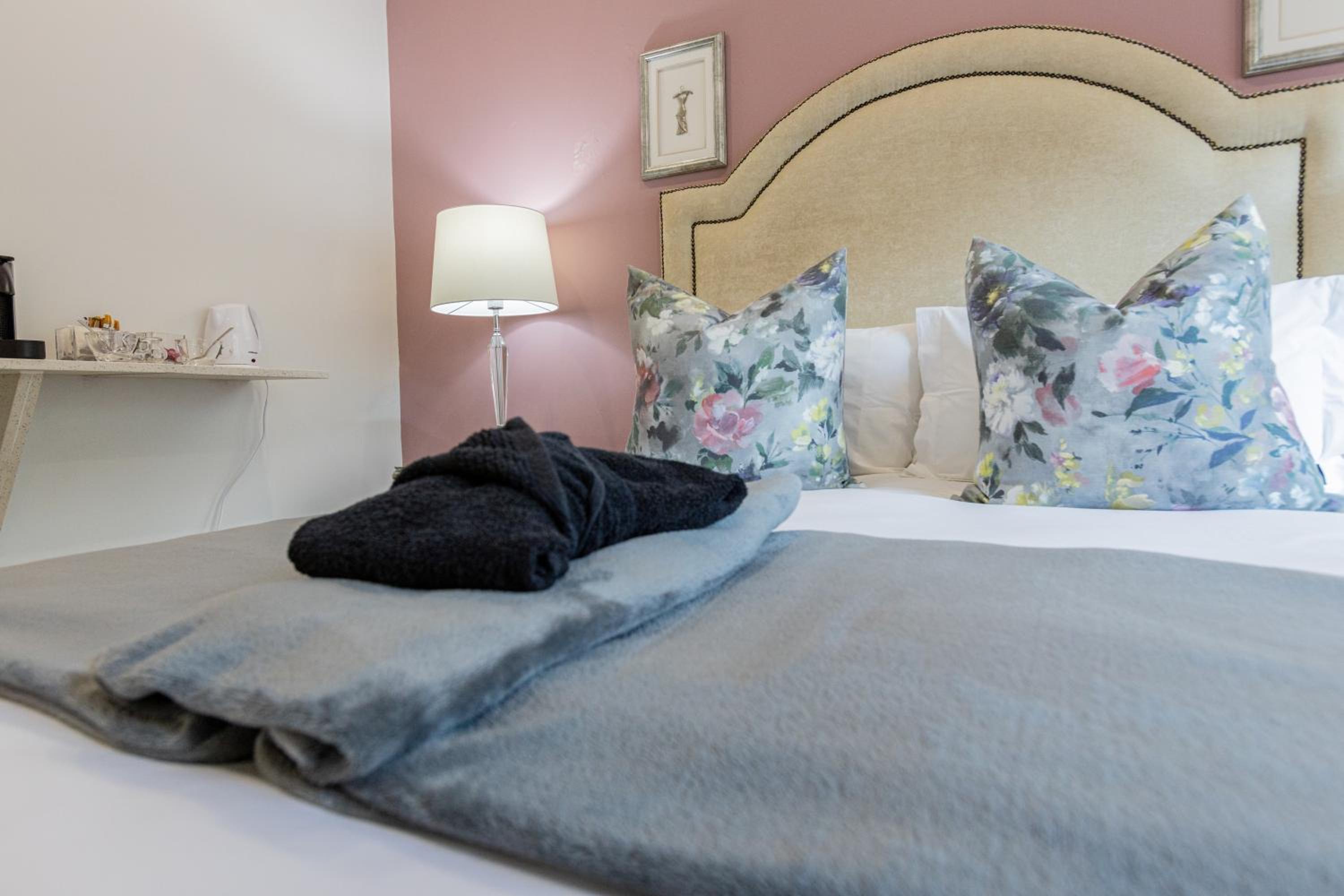 Deluxe Queen Suite - Photo 9