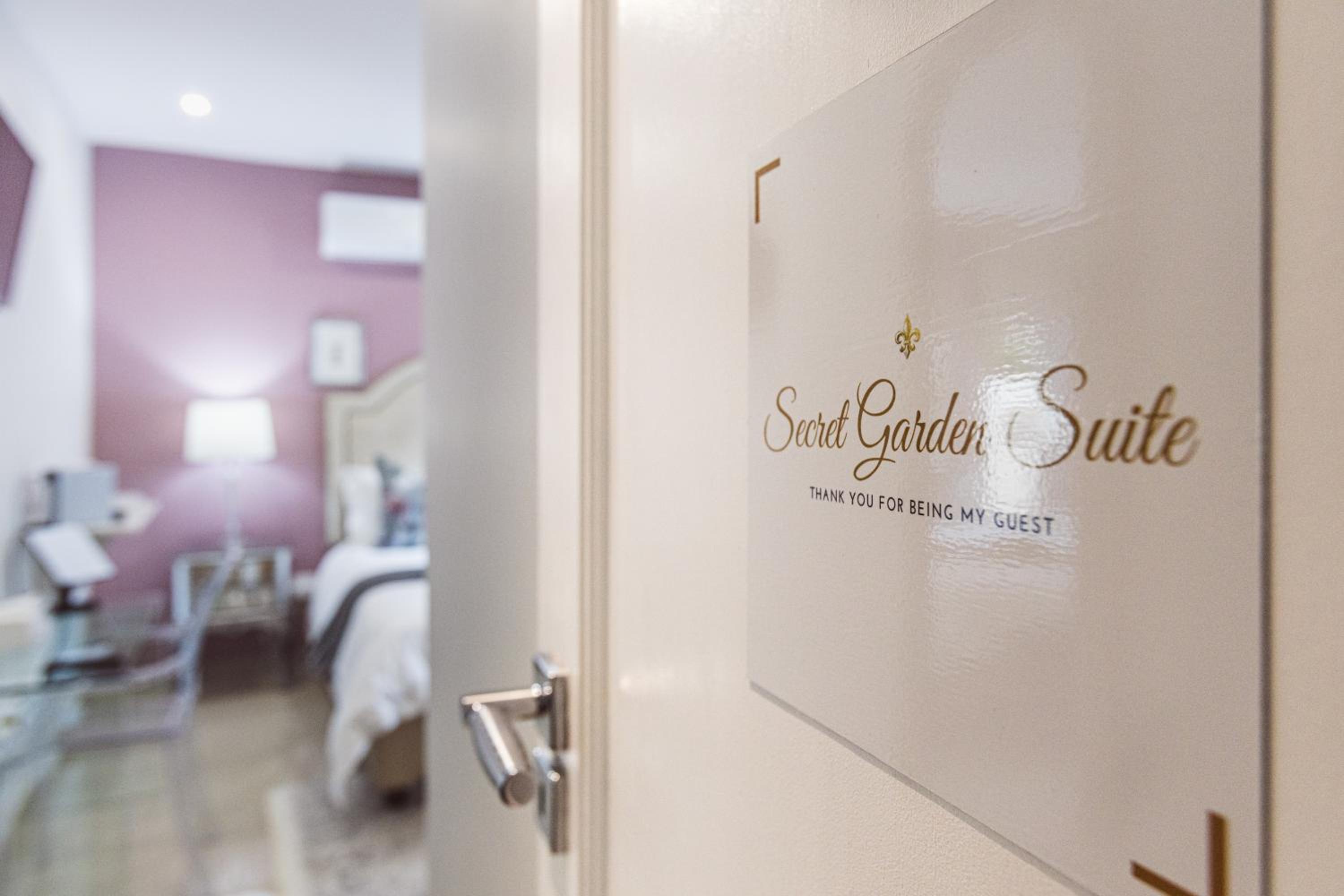 Deluxe Queen Suite - Photo 11