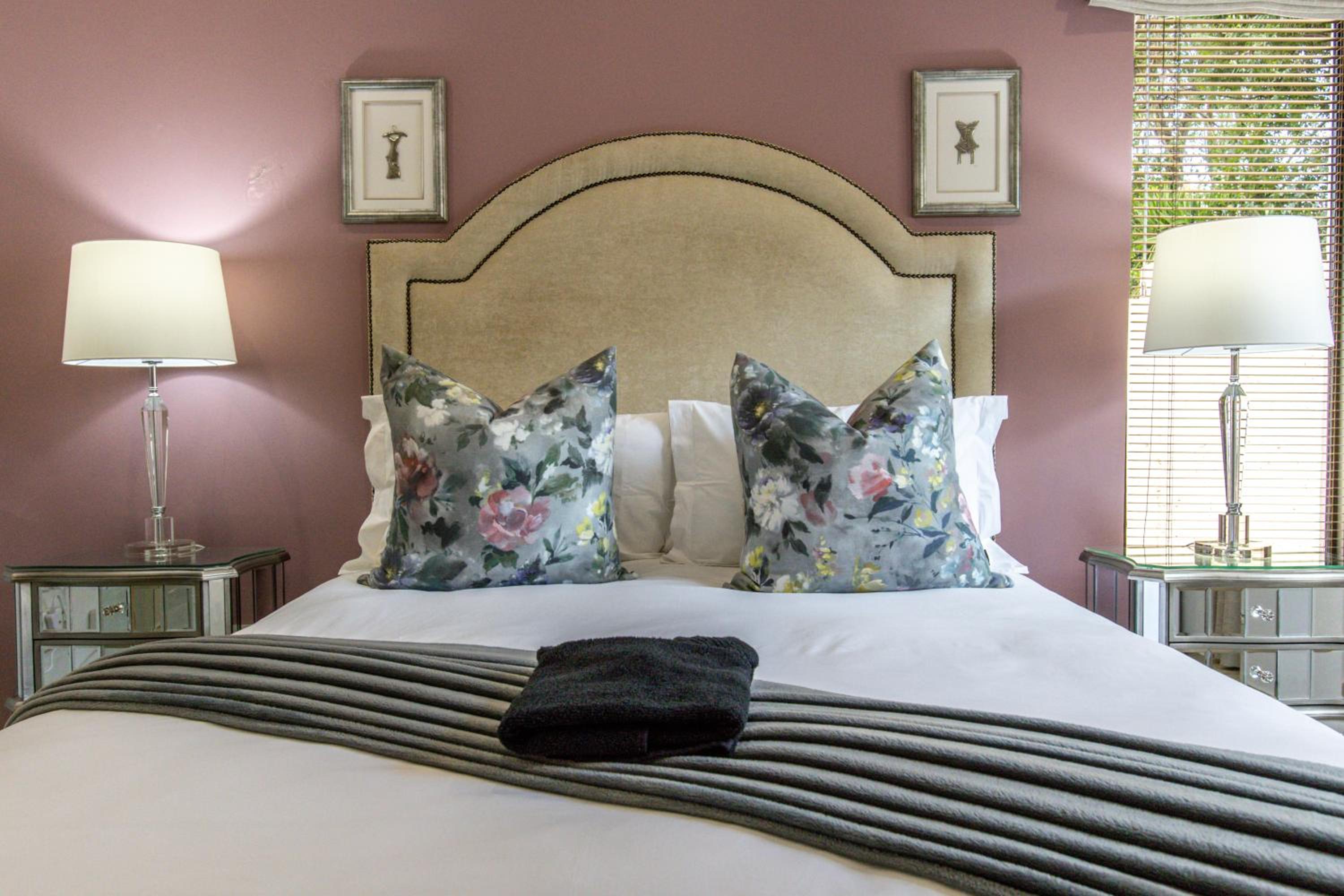 Deluxe Queen Suite - Photo 12
