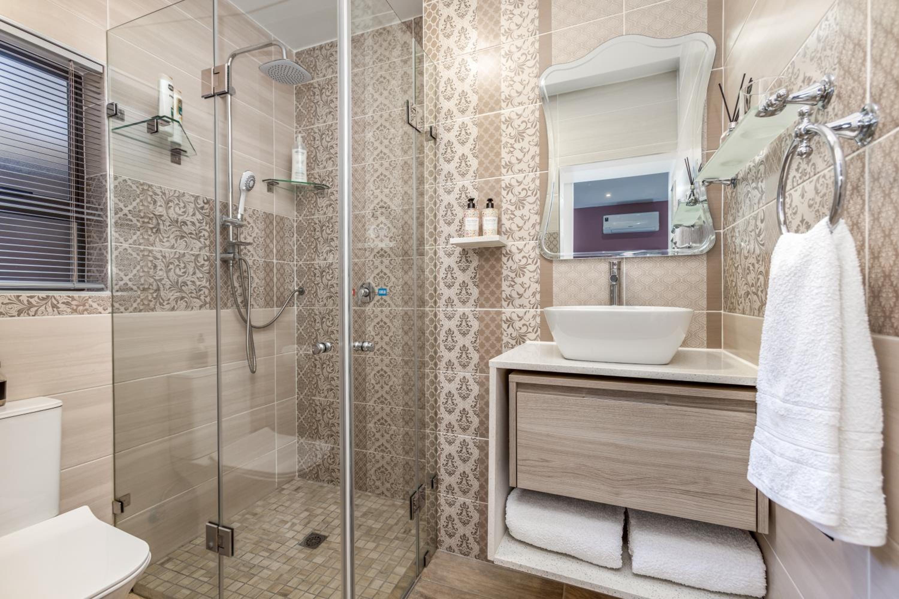 Deluxe Queen Suite - Photo 38
