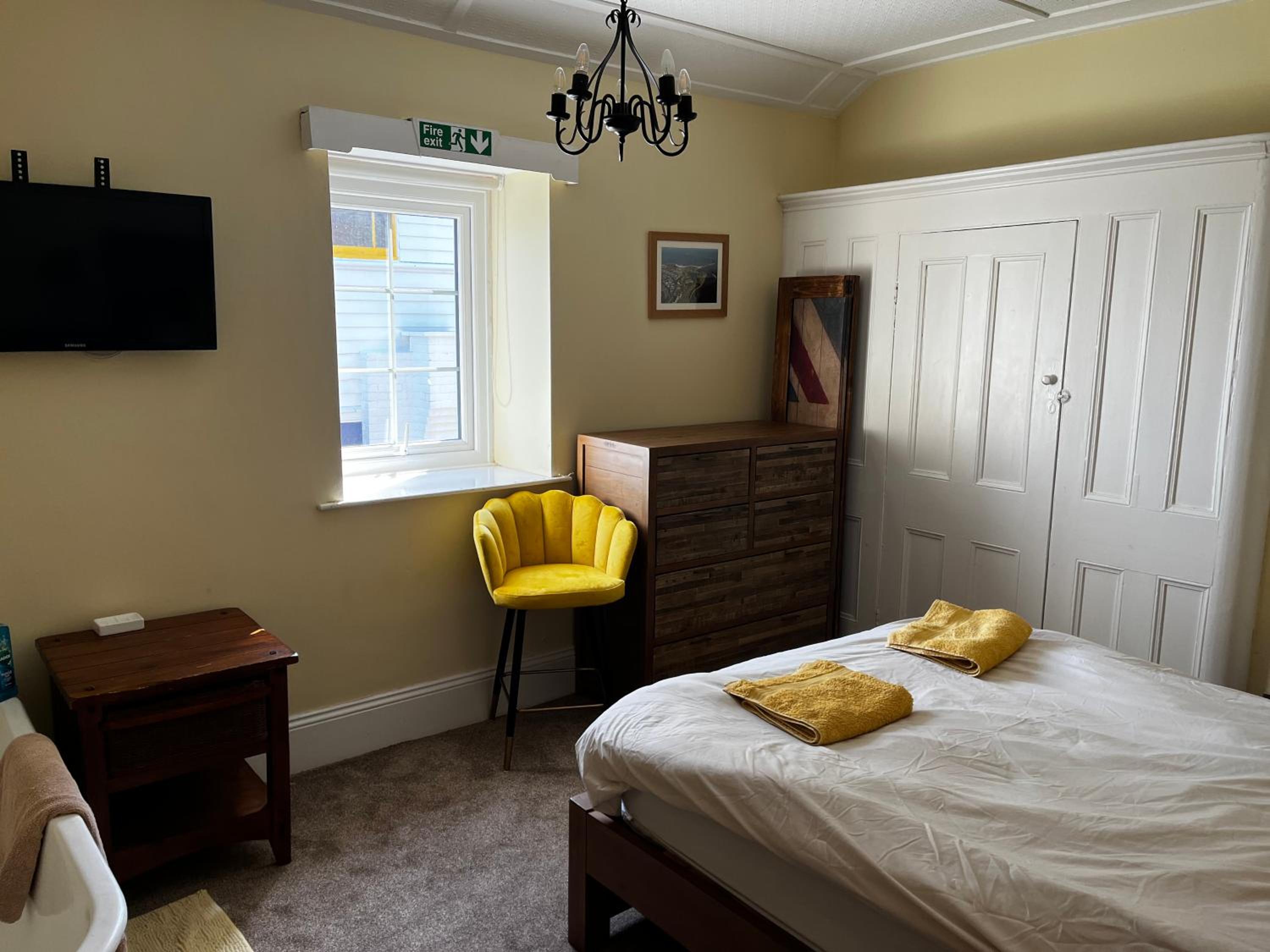 Deluxe King Room - Photo 12