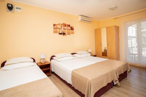 Studio with Balcony and Sea View (3 Adults)