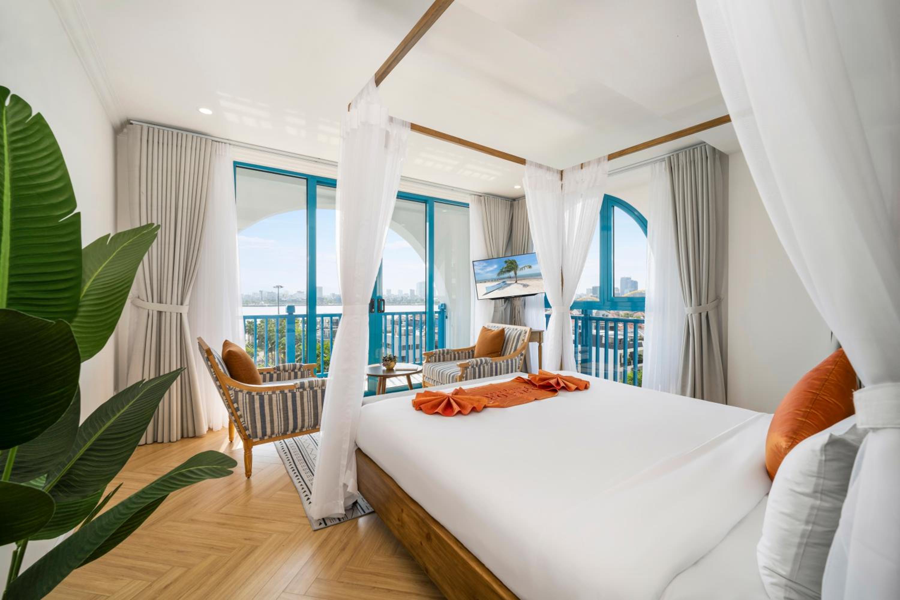 King Suite with Balcony - Photo 8