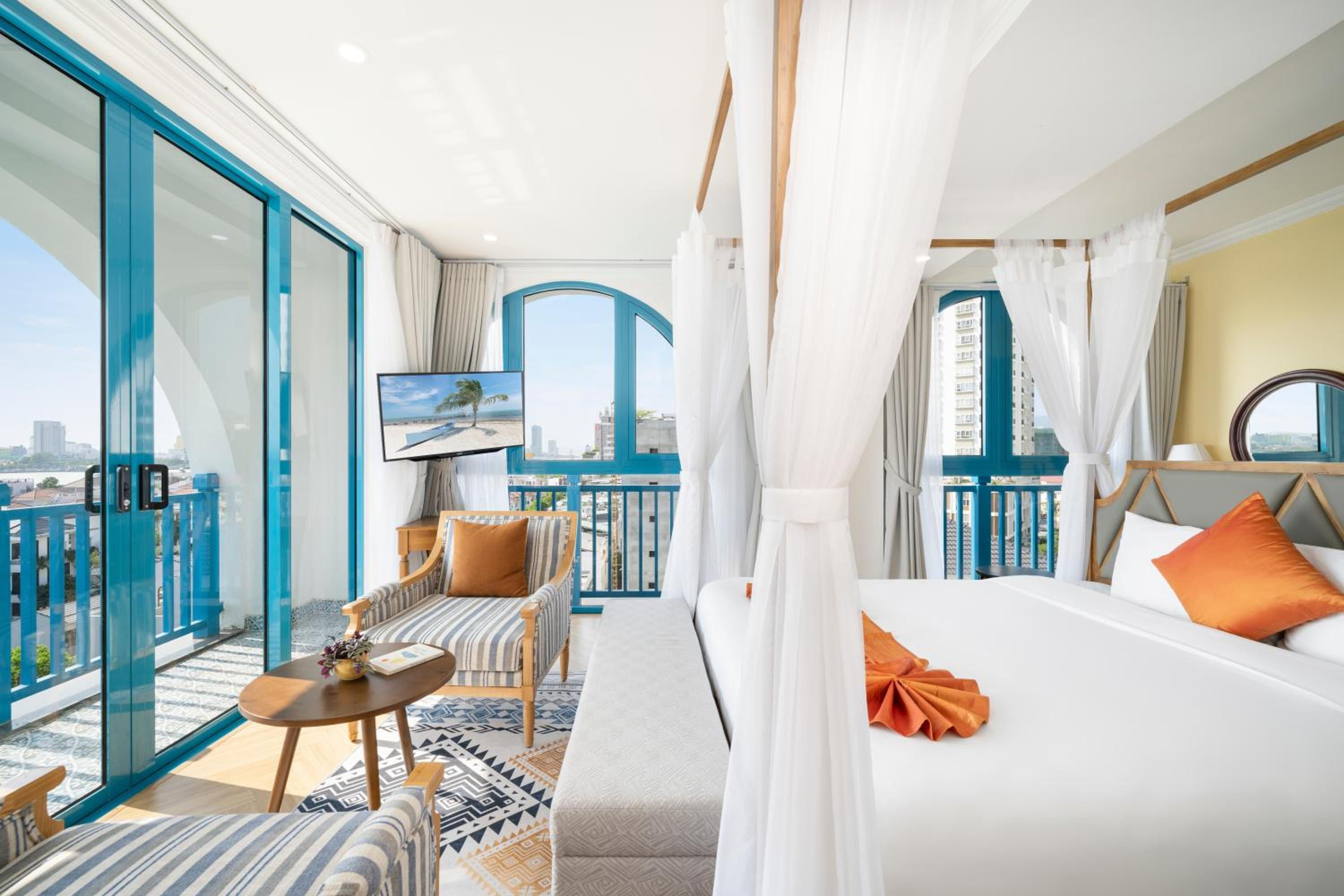 King Suite with Balcony - Photo 5