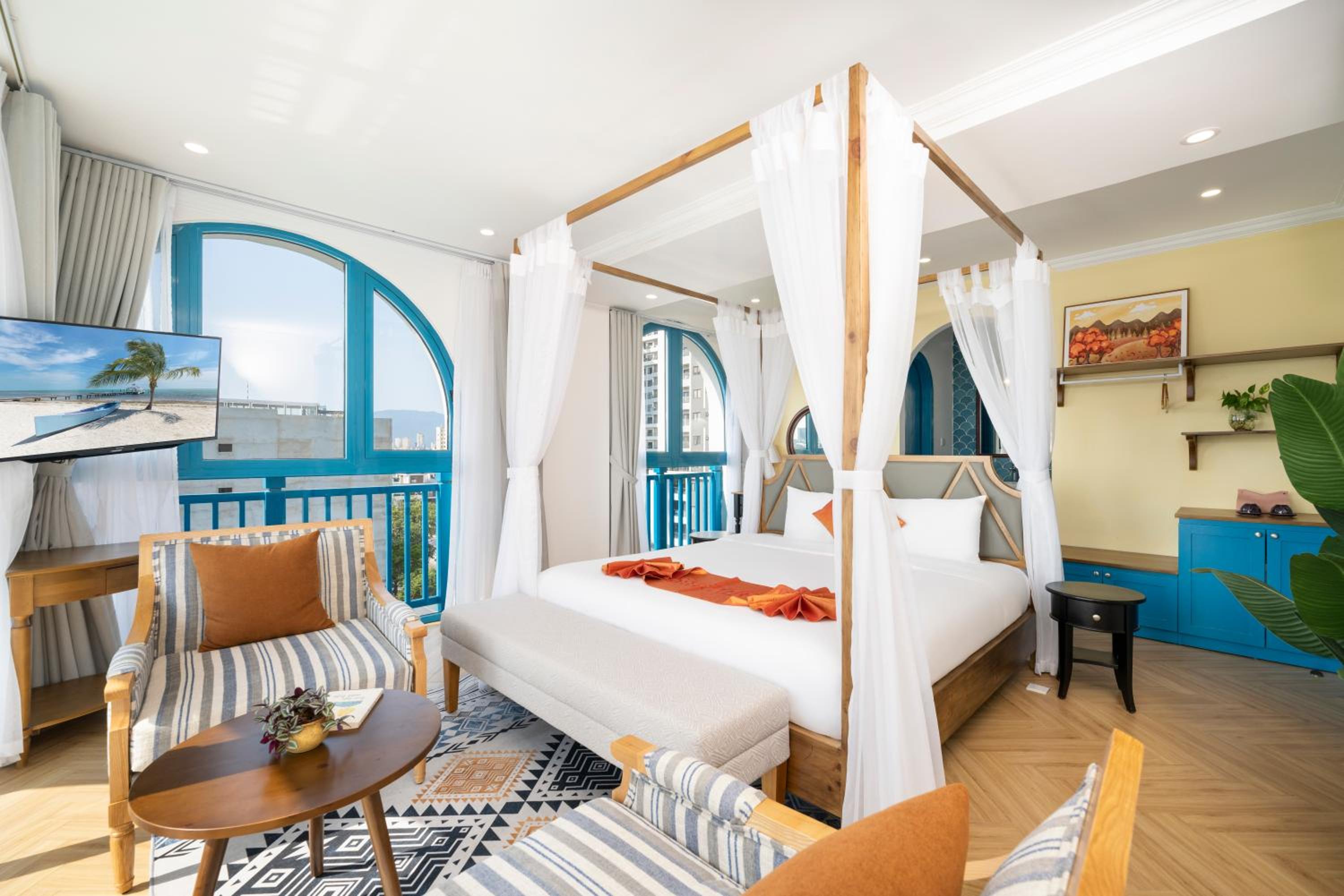 King Suite with Balcony - Photo 1
