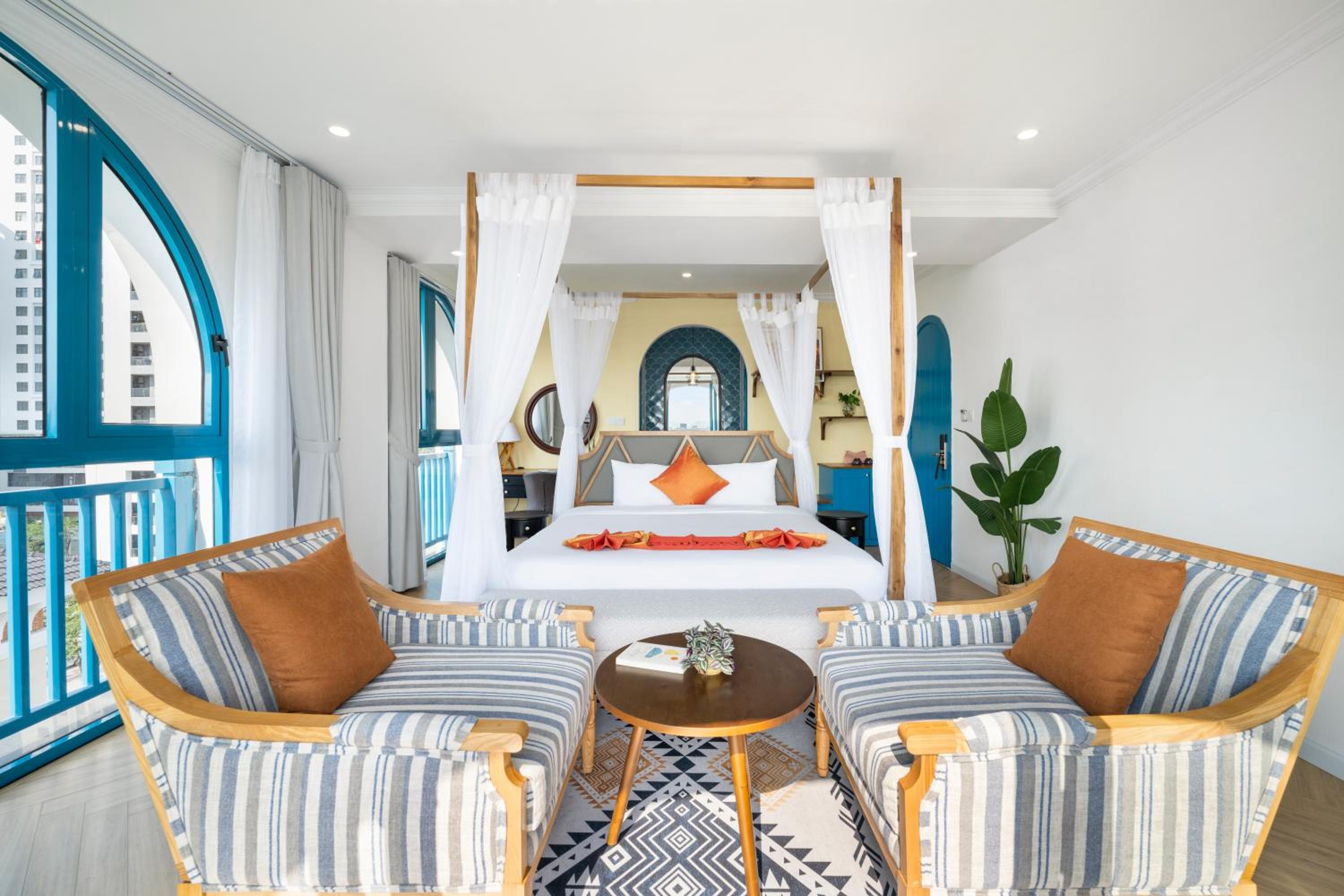 King Suite with Balcony - Photo 4