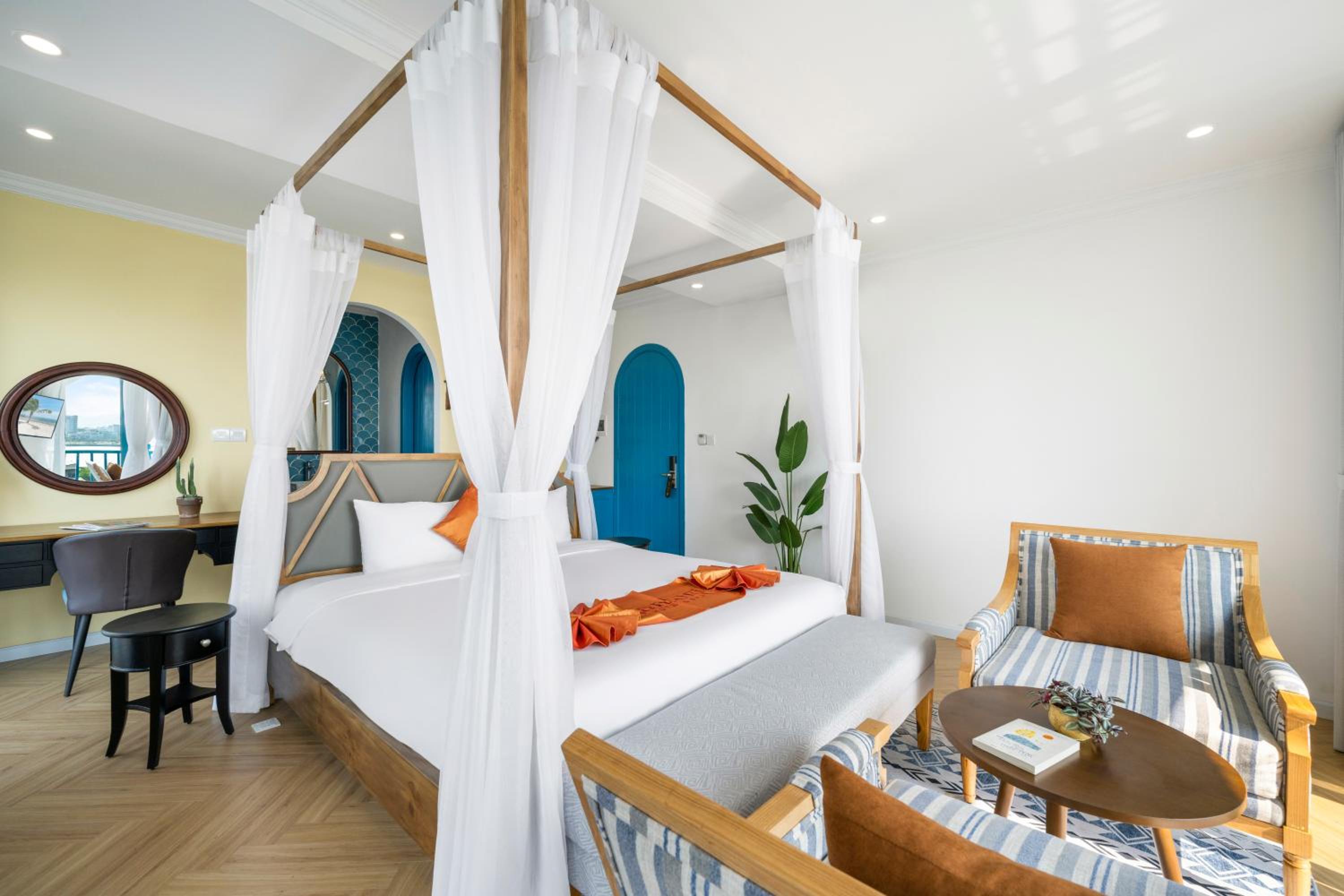 King Suite with Balcony - Photo 10