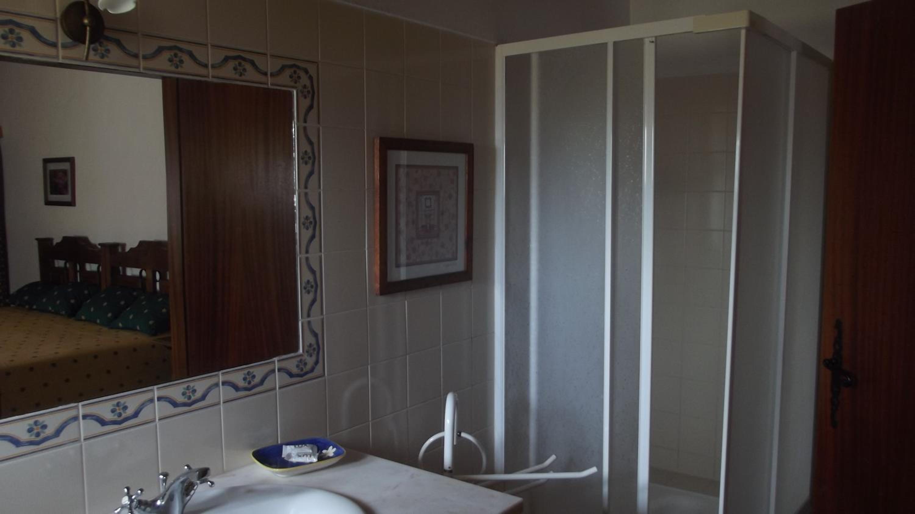 Twin Room - Photo 9
