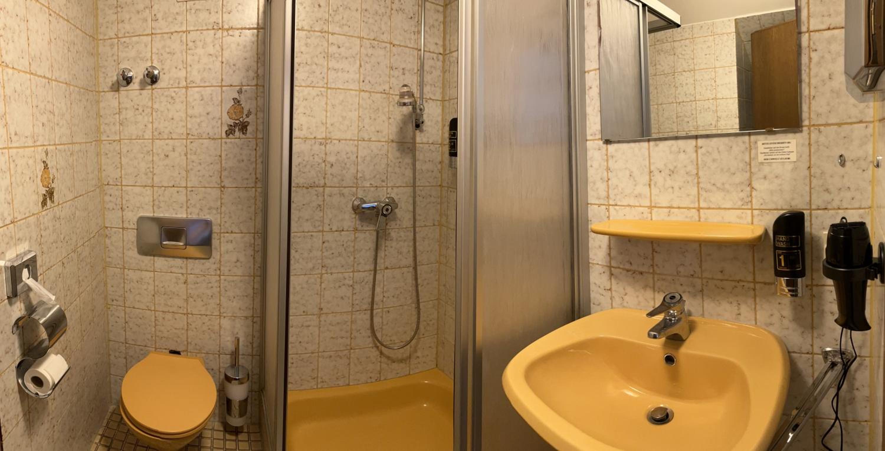 Double Room with Private Bathroom - Photo 16