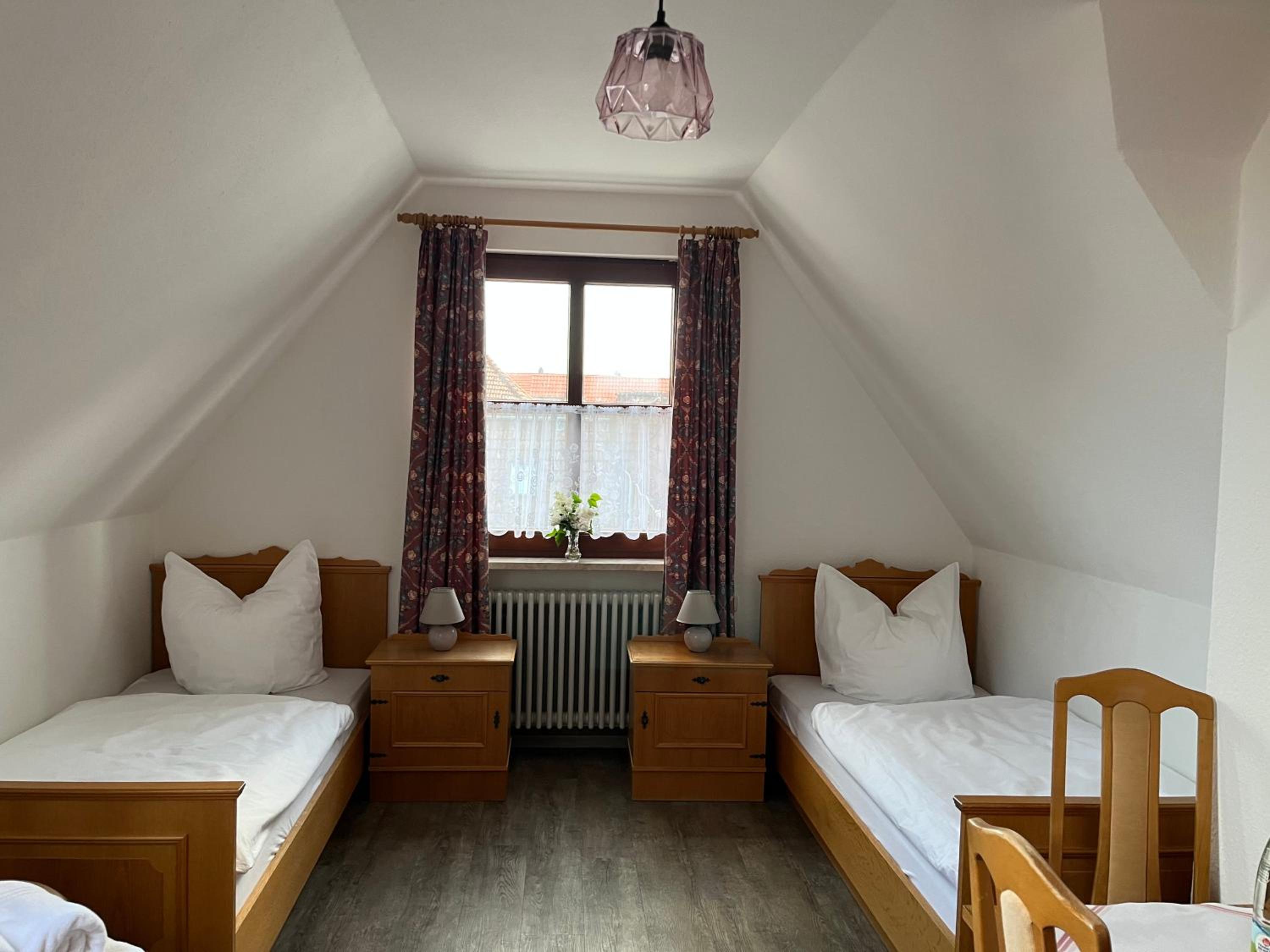Twin Room with Private Bathroom - Photo 1