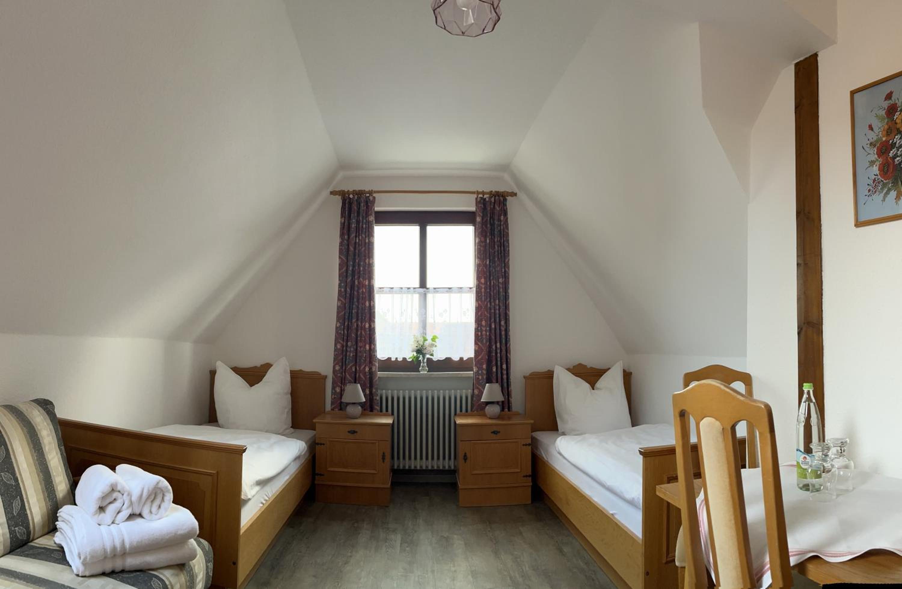 Twin Room with Private Bathroom - Photo 4