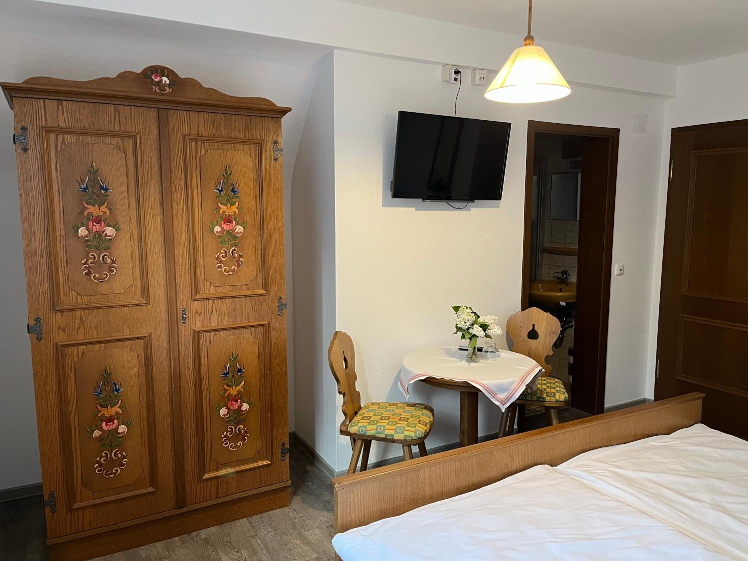 Double Room with Private Bathroom - Photo 12