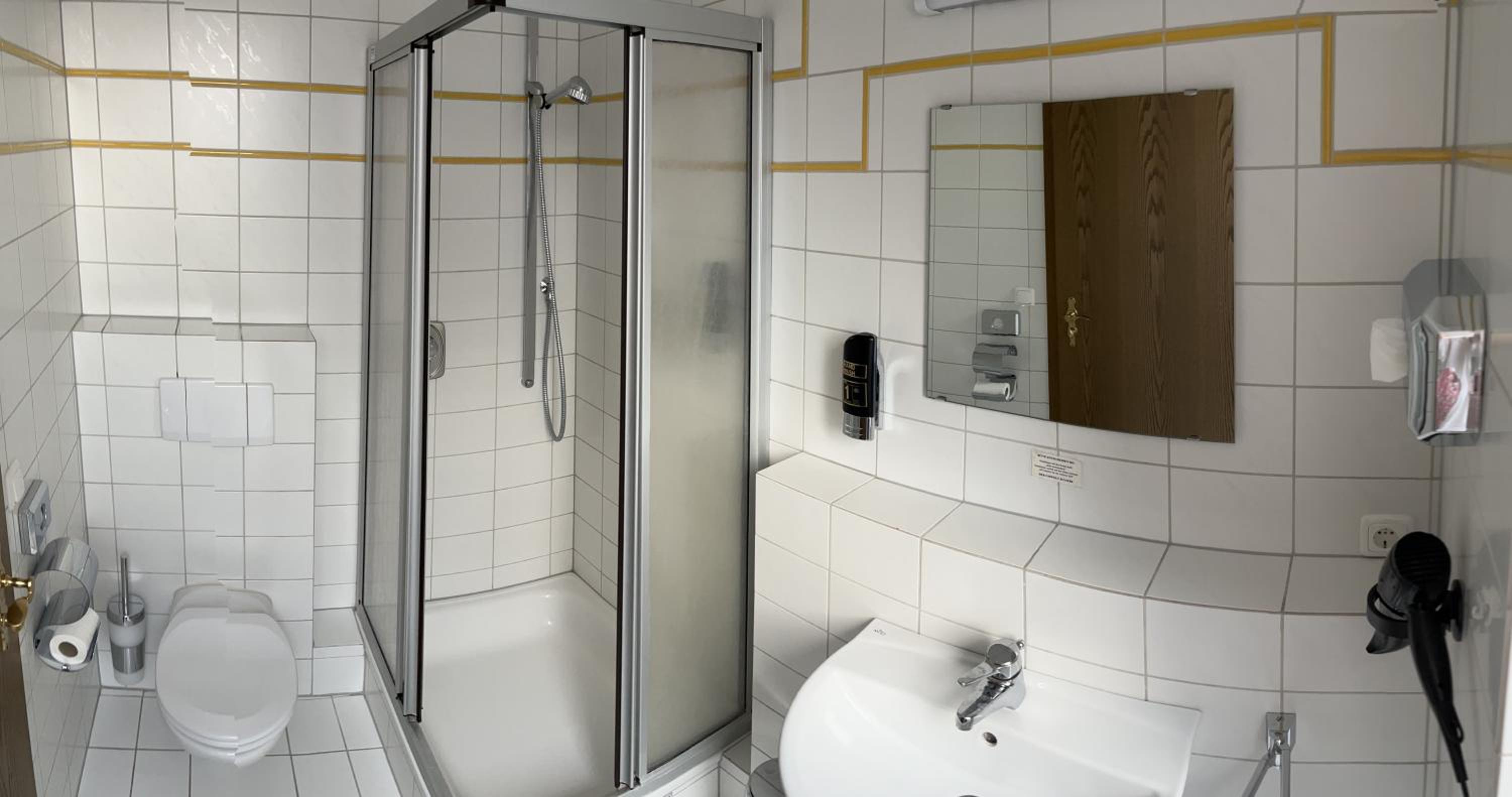 Double Room with Private Bathroom - Photo 11
