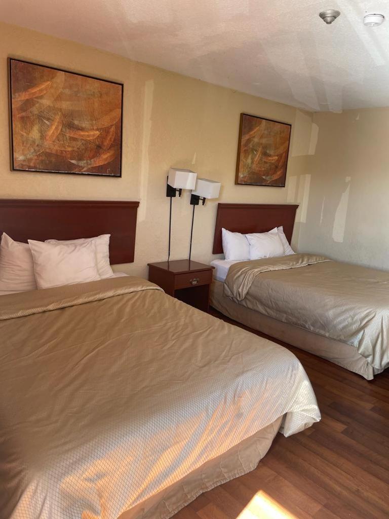 Queen Room with Two Queen Beds - Photo 11