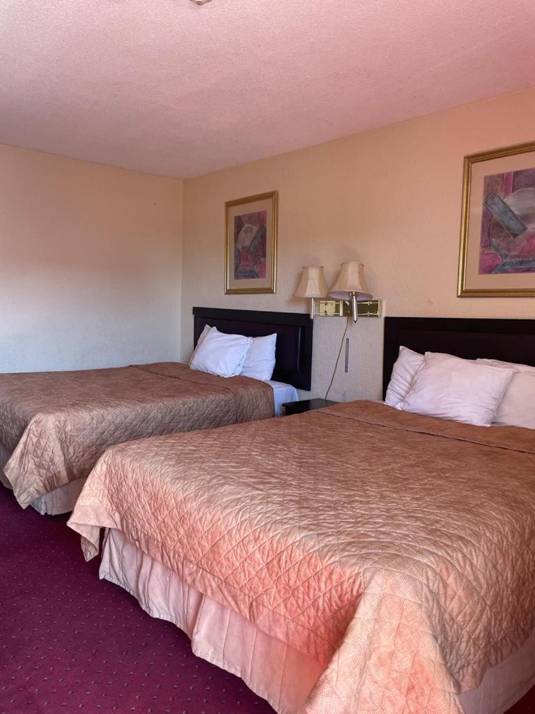 Queen Room with Two Queen Beds - Photo 10