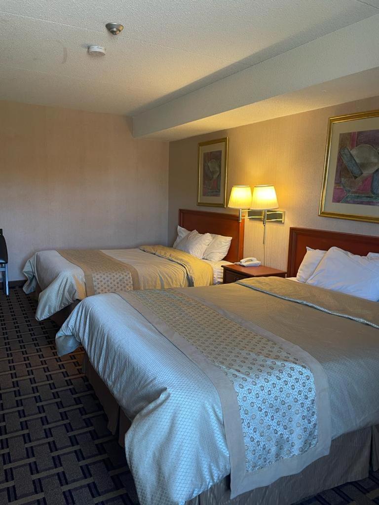 Queen Room with Two Queen Beds - Photo 9