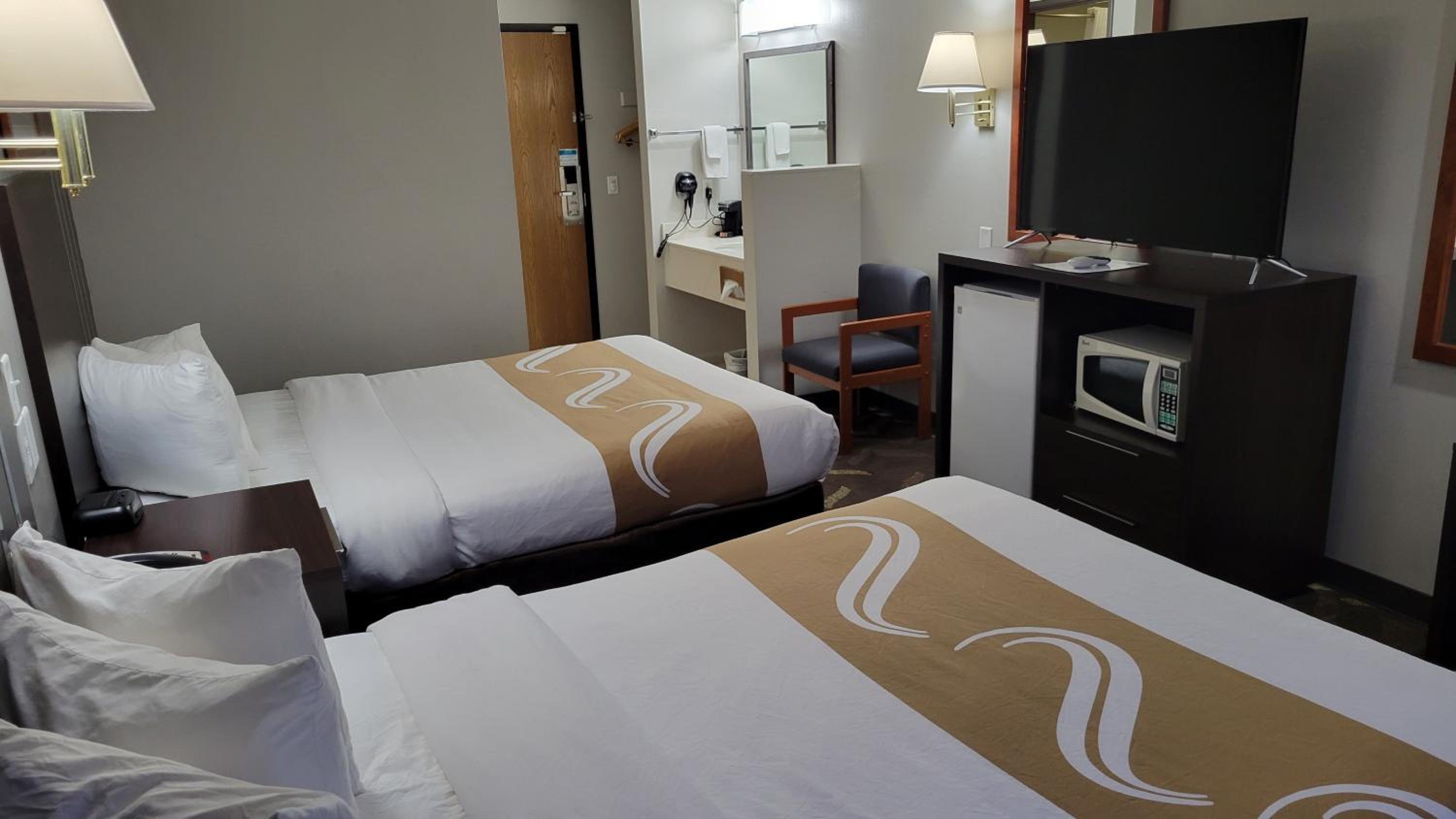 Queen Room with Two Queen Beds - Photo 3