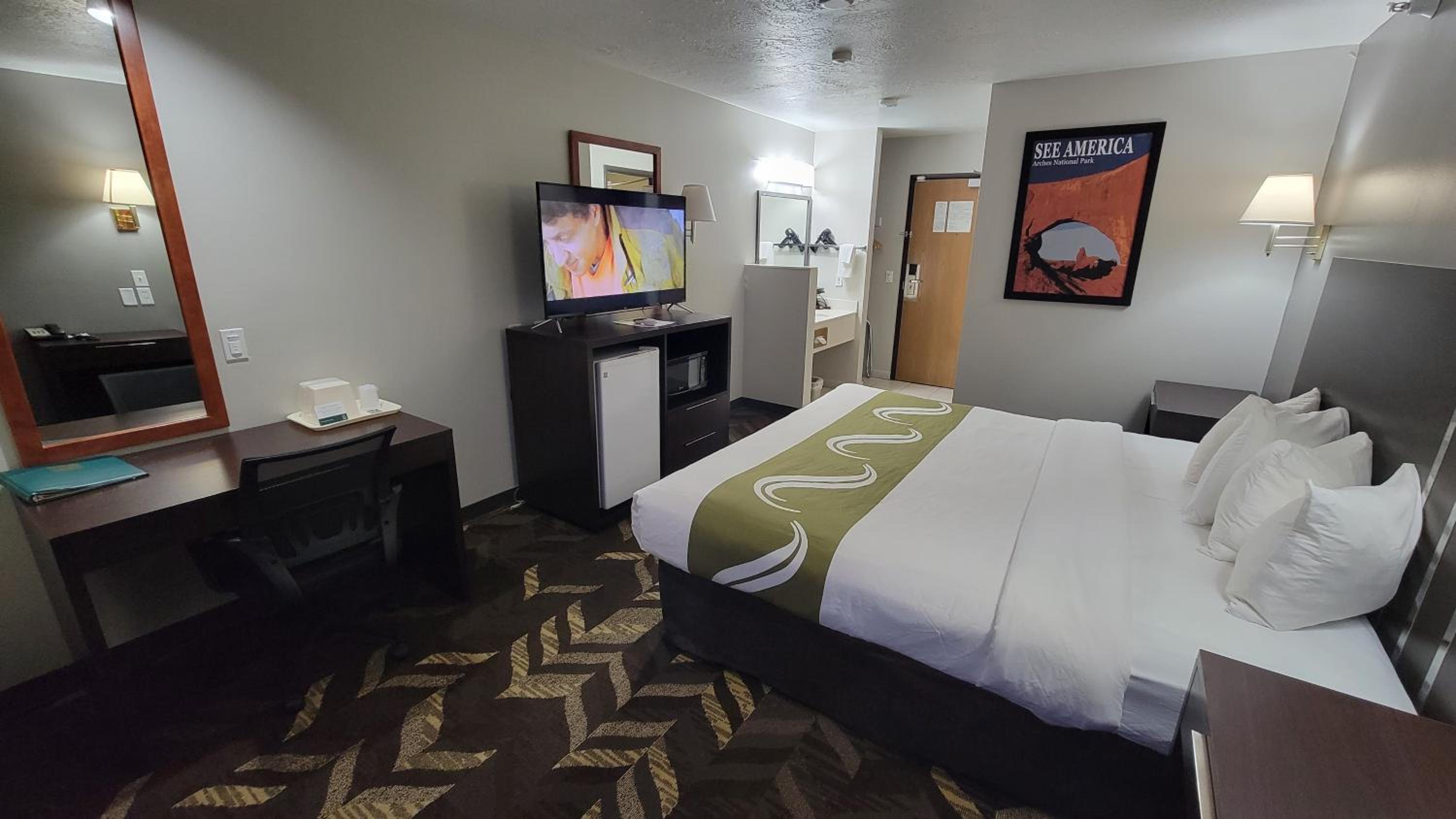 Standard King Room - Non-Smoking  - Photo 4