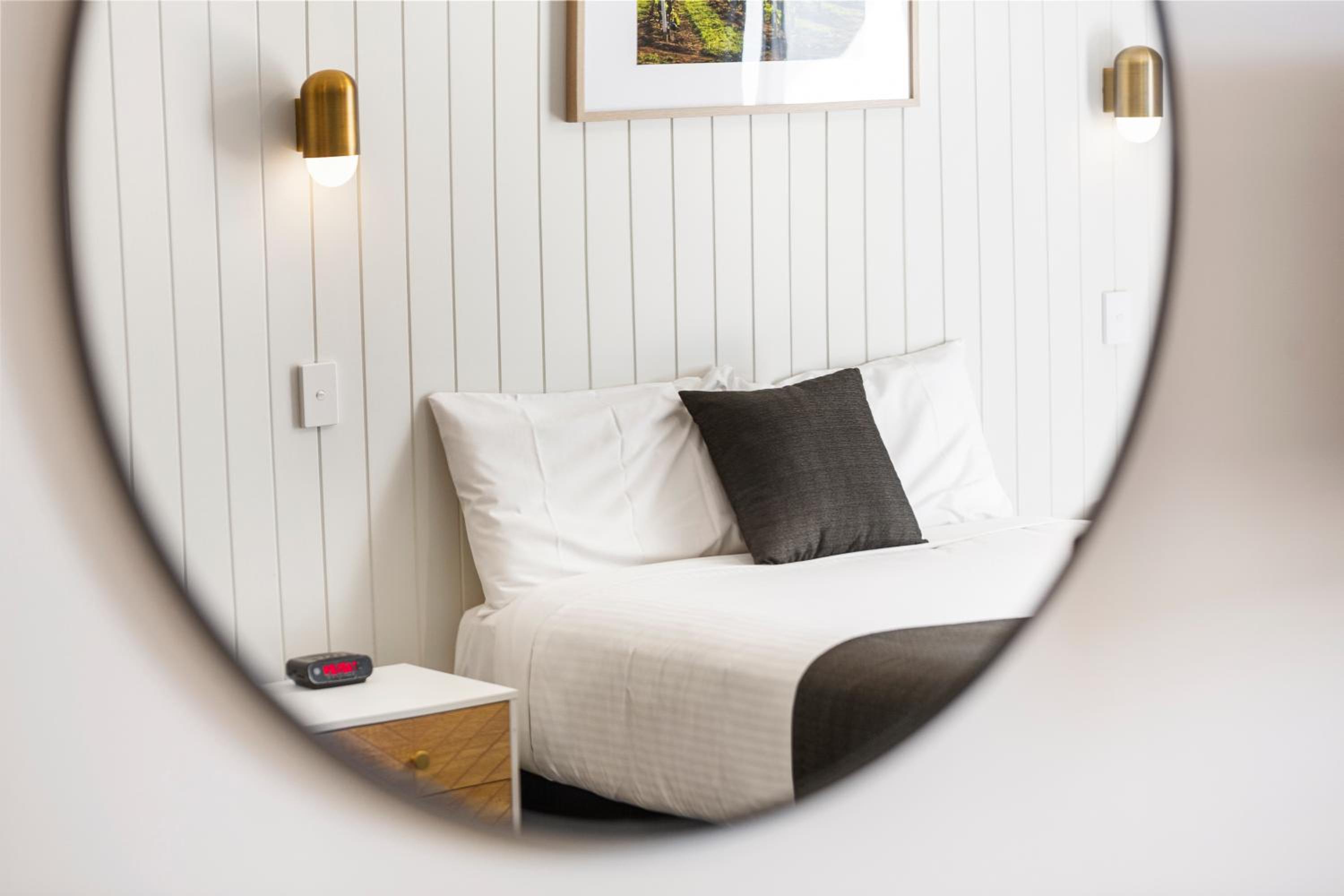 Deluxe King Room - Photo 8