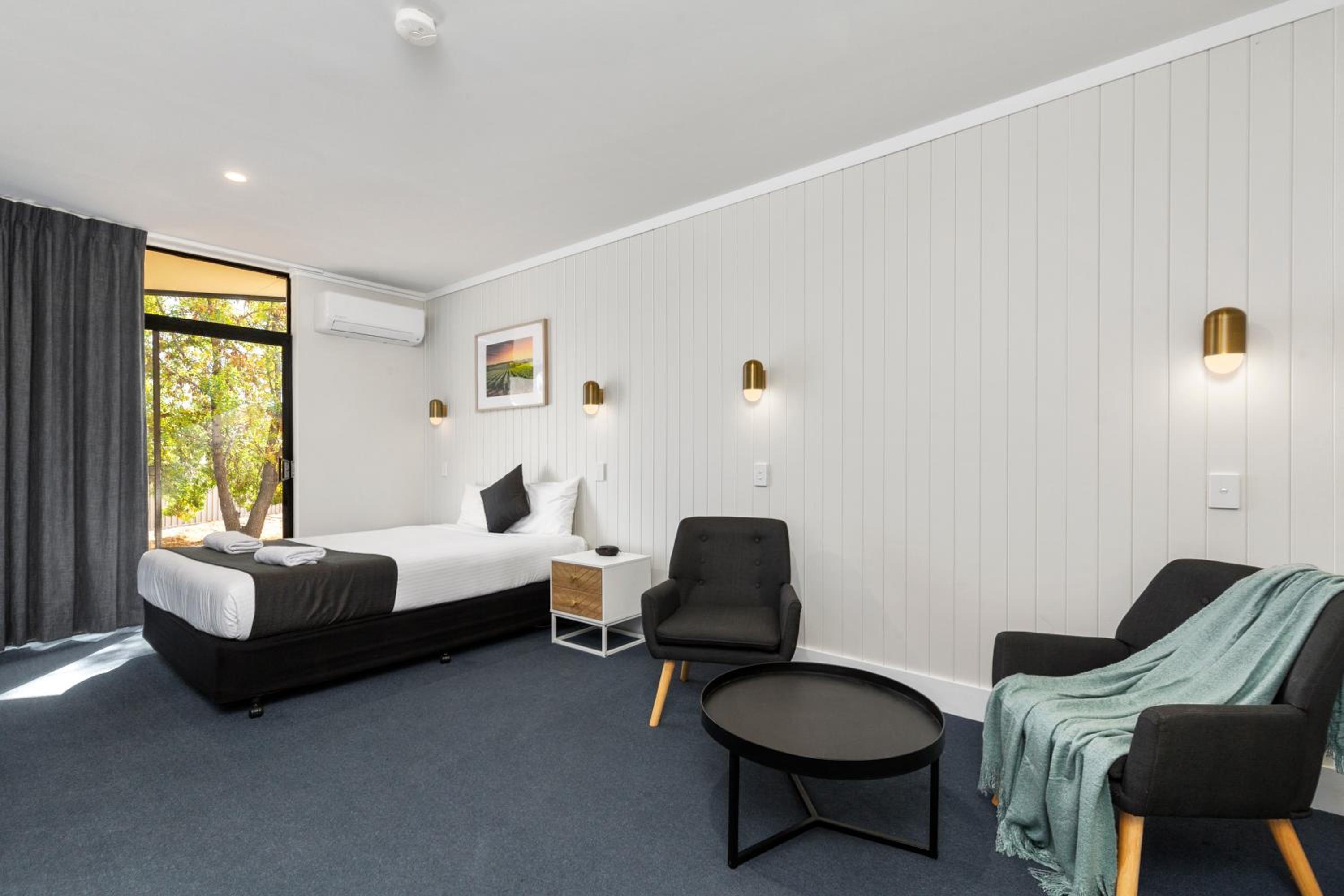 Deluxe King Room - Photo 4