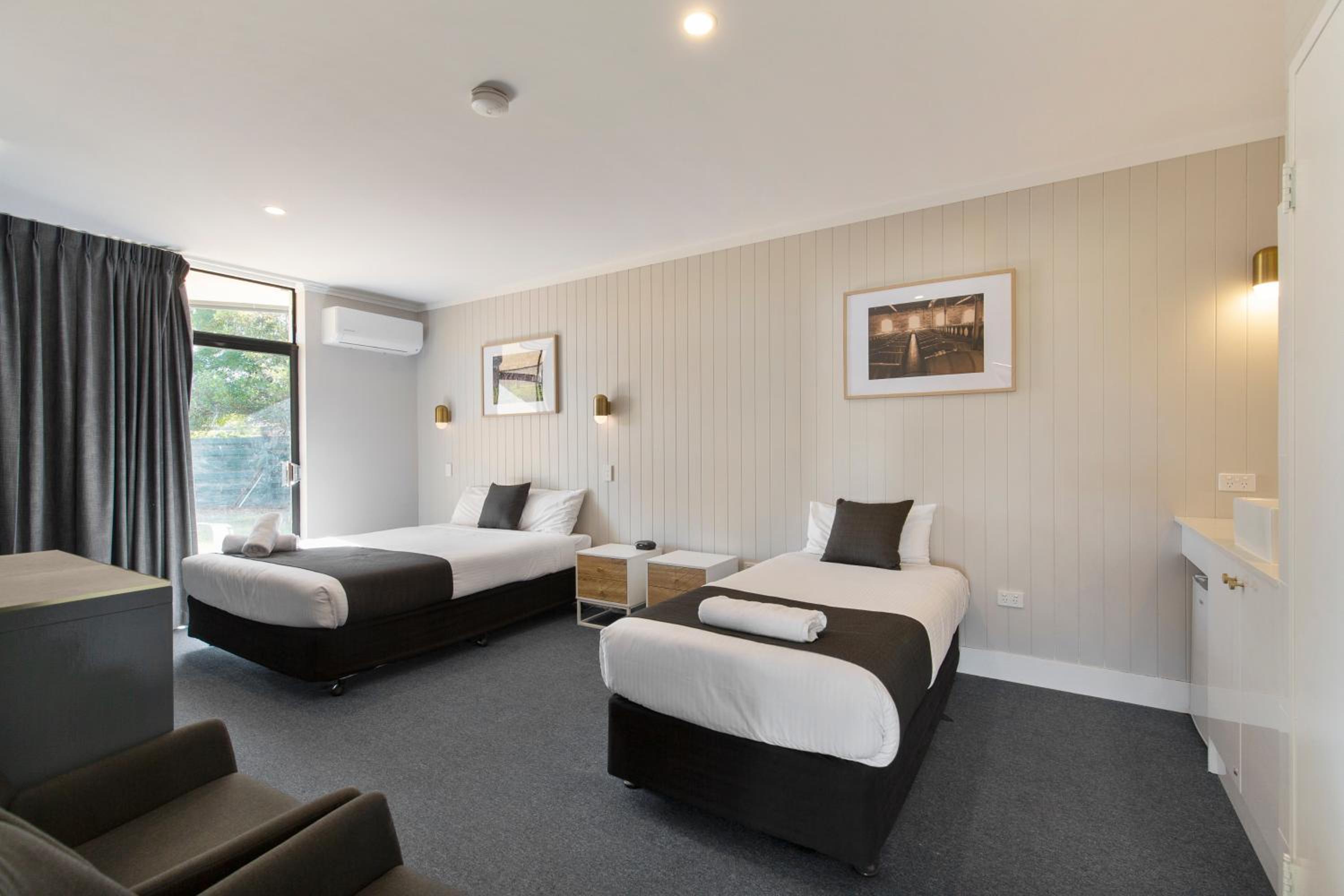 Queen Room - Disability Access - Photo 4