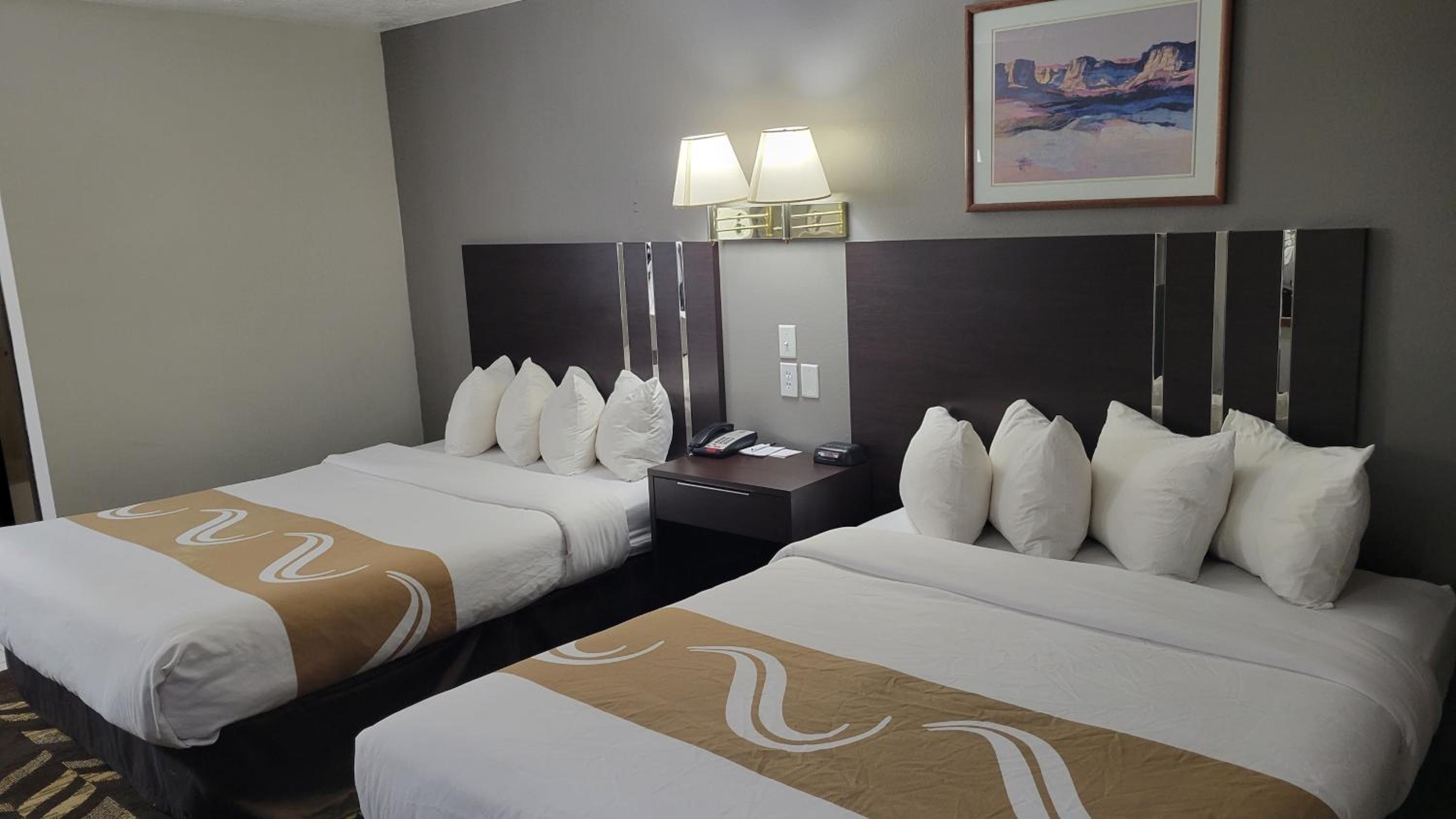 Queen Room with Two Queen Beds - Photo 4