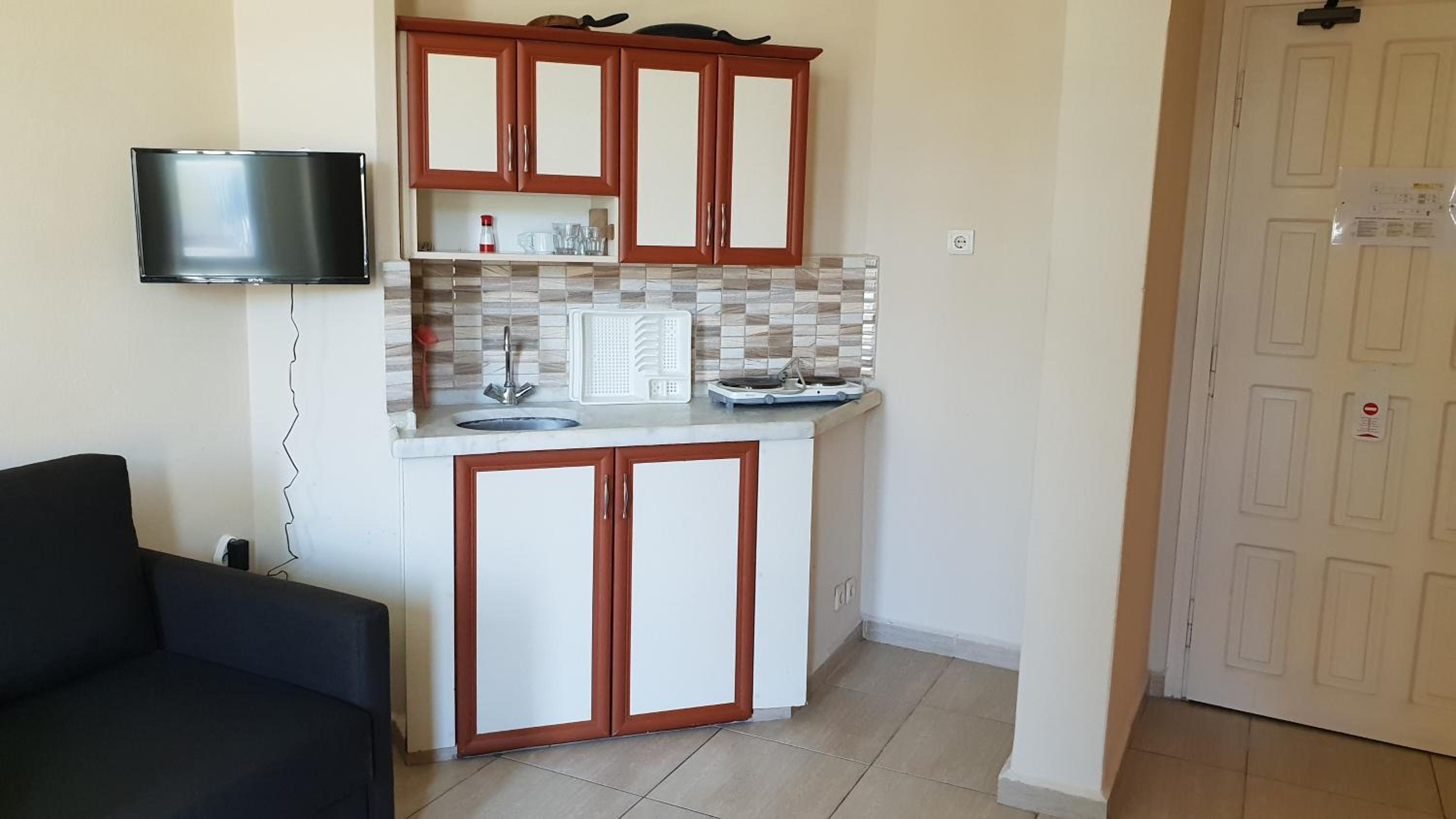 Triple Room with Balcony - Photo 11