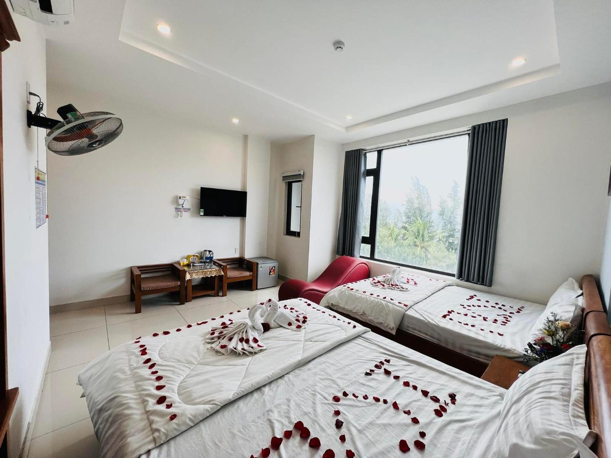 Quadruple Room with Sea View - Photo 3