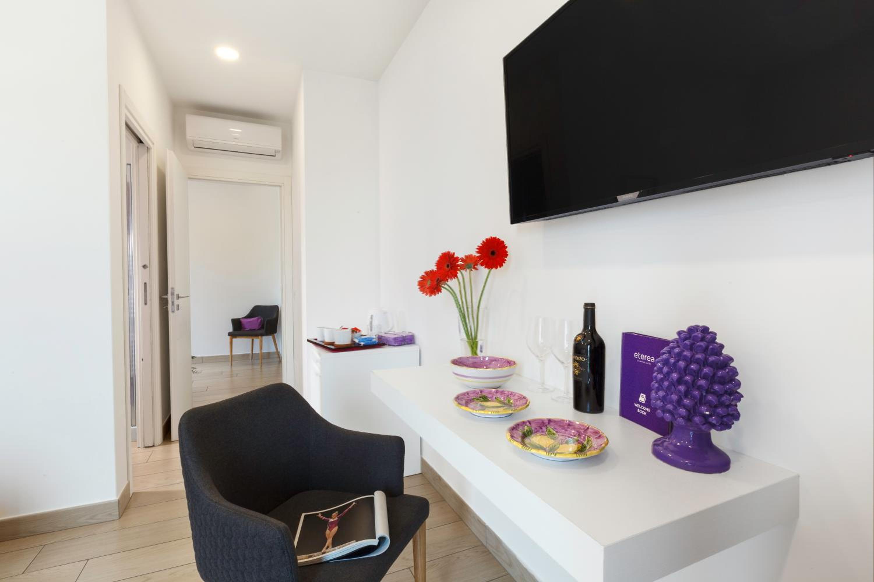 Deluxe Double Room with Sea View - Photo 10