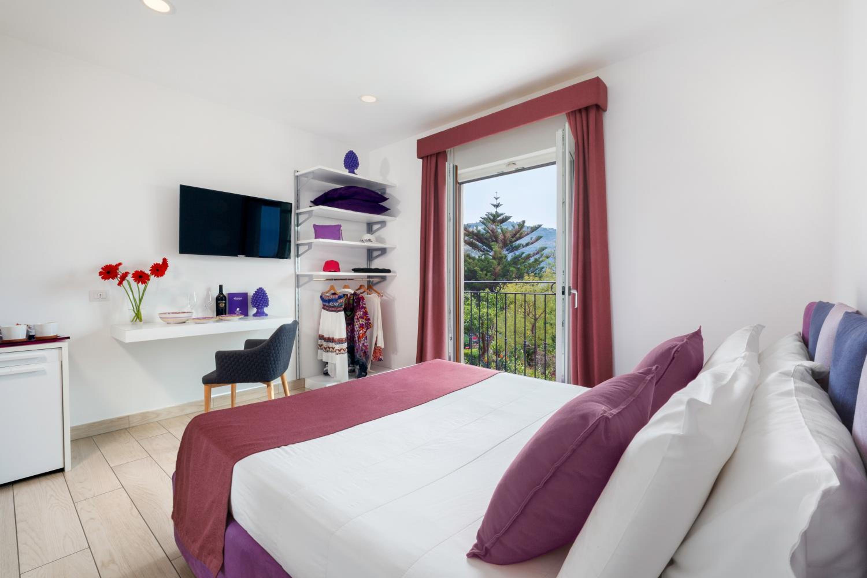 Deluxe Double Room with Sea View - Photo 4