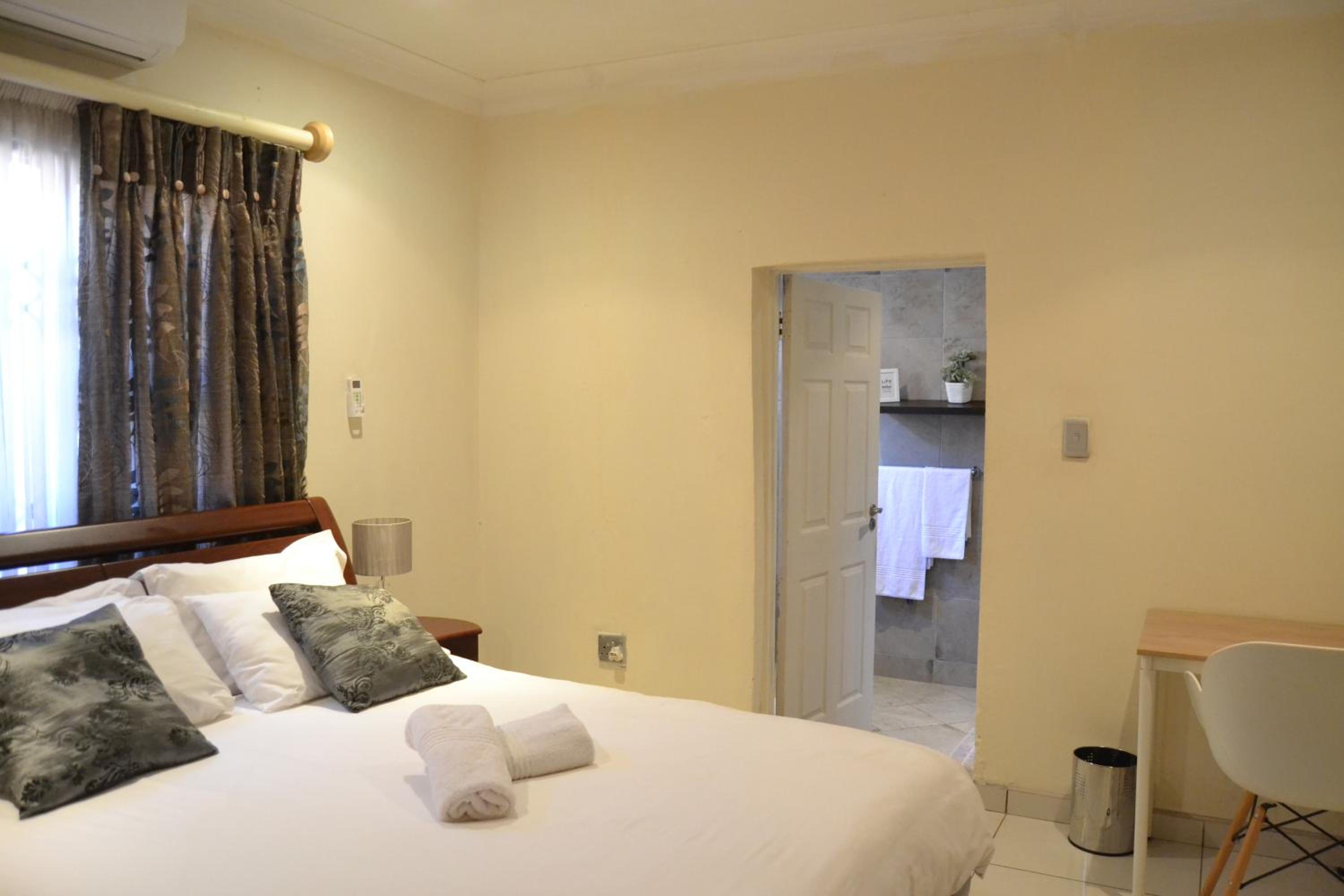Comfort Queen Room - Photo 5