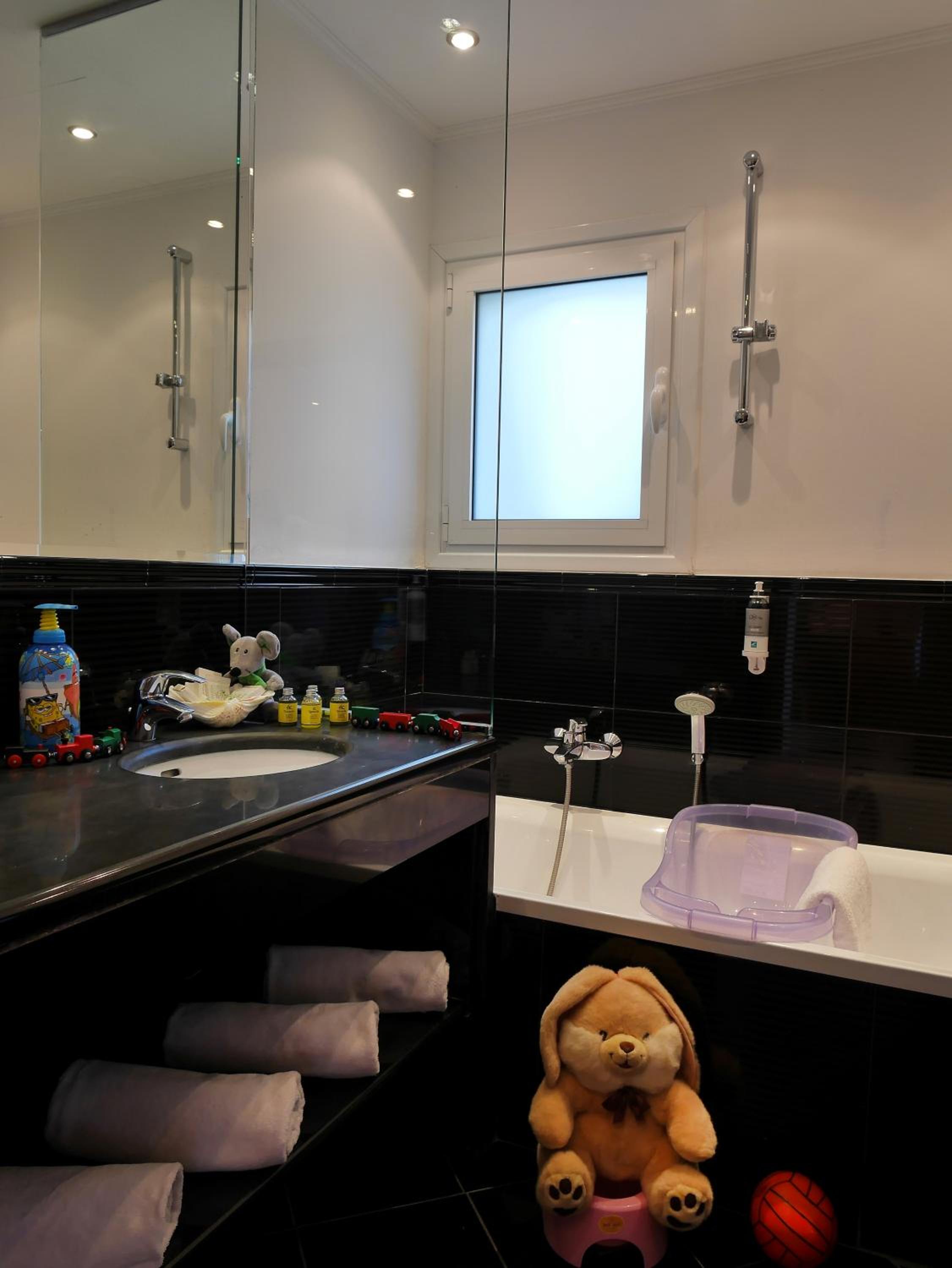 Family Standard One-Bedroom Suite - Photo 2