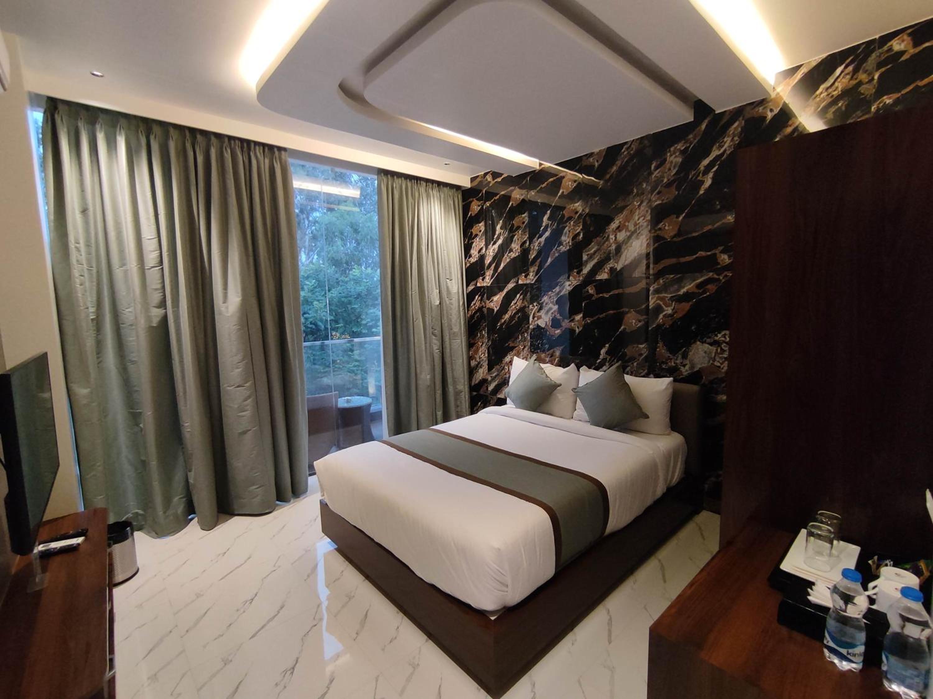 Superior Room with Balcony  photo 3