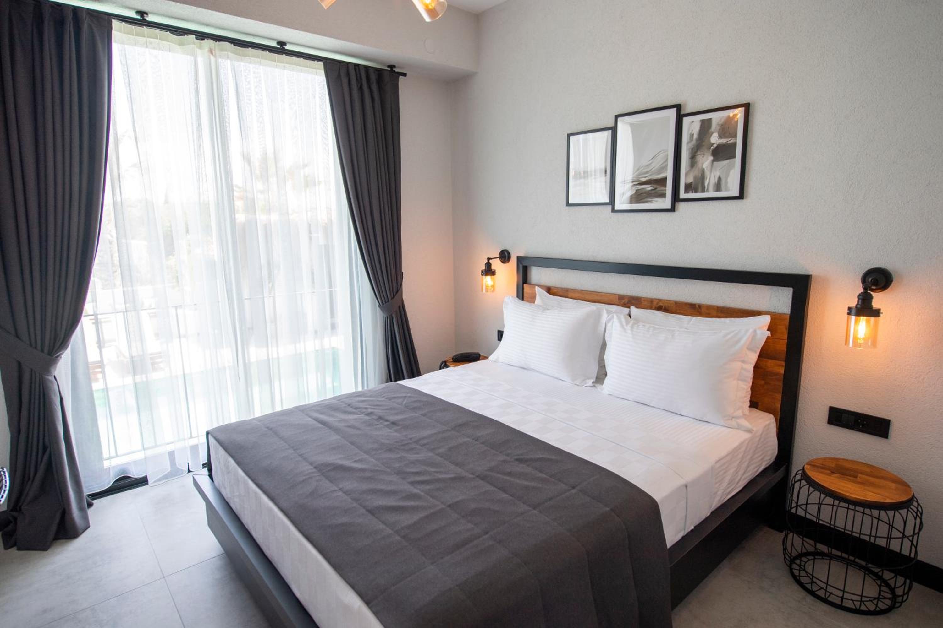 Deluxe King Room - Photo 9