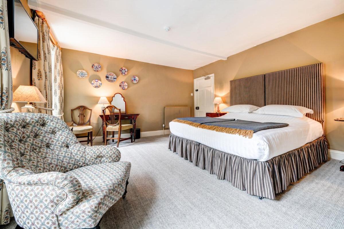 Deluxe Room (2 Adults + 1 Child)