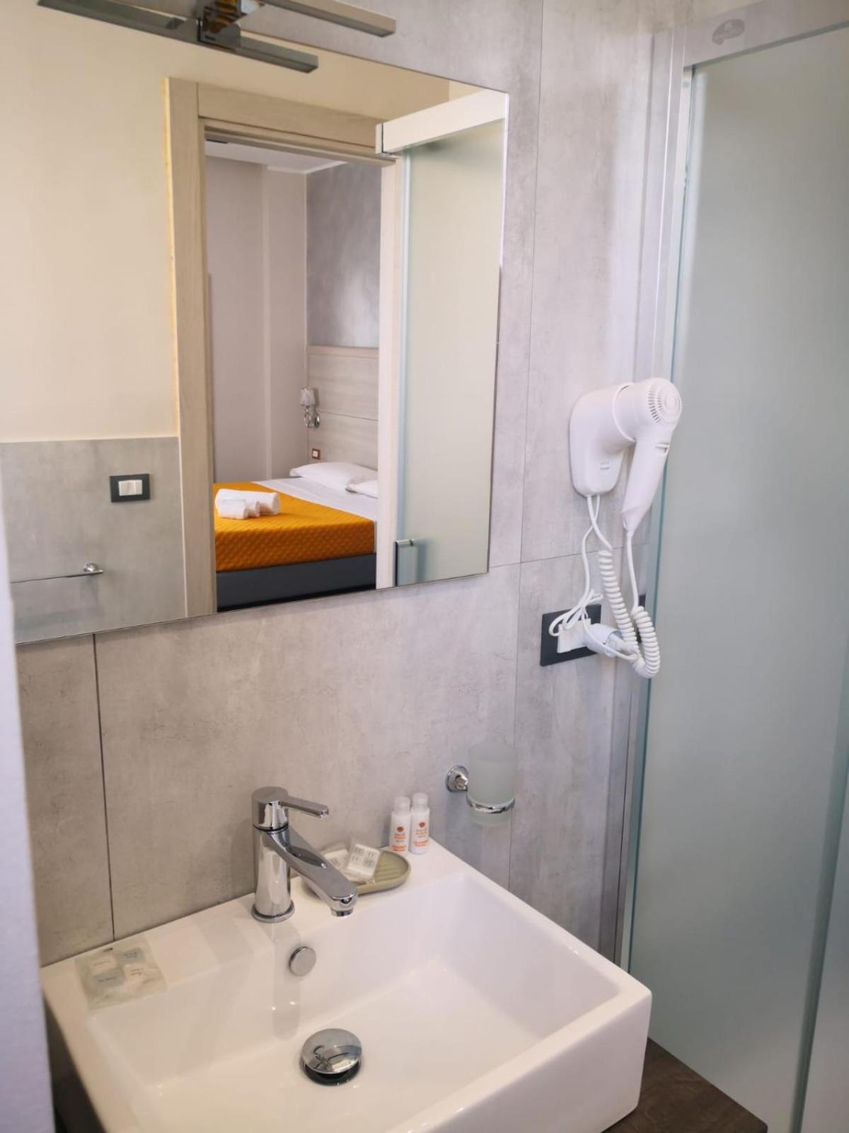 Deluxe Double or Twin Room with Sea View - Photo 18