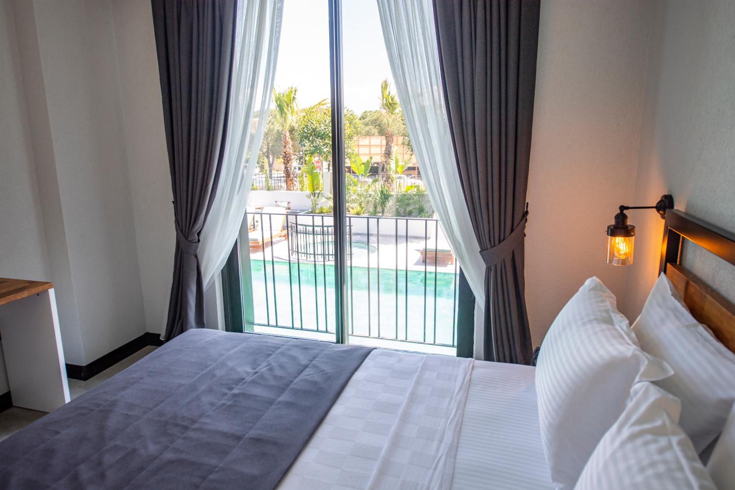 Deluxe King Room - Photo 8