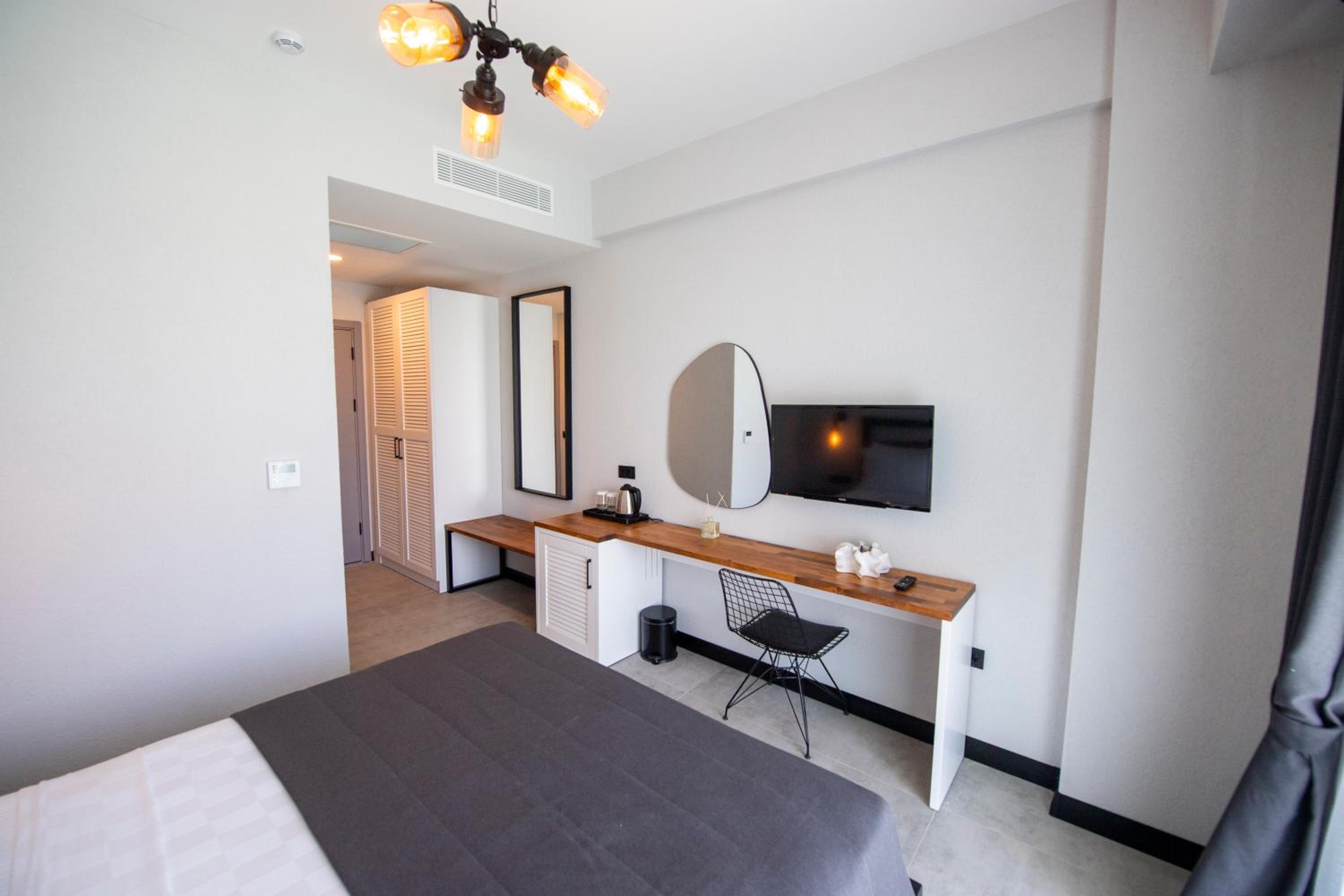 Deluxe King Room - Photo 6