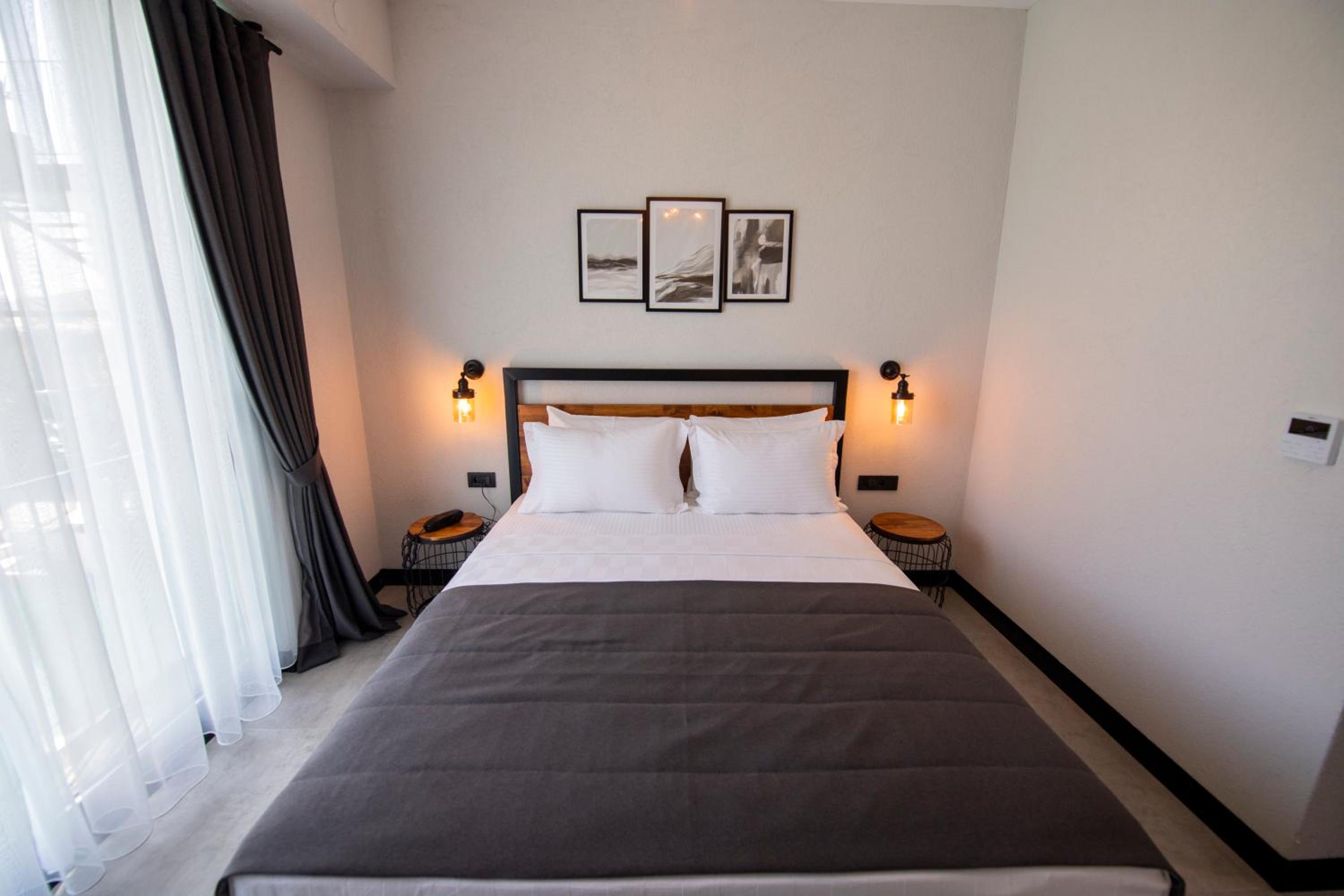 Deluxe King Room - Photo 10