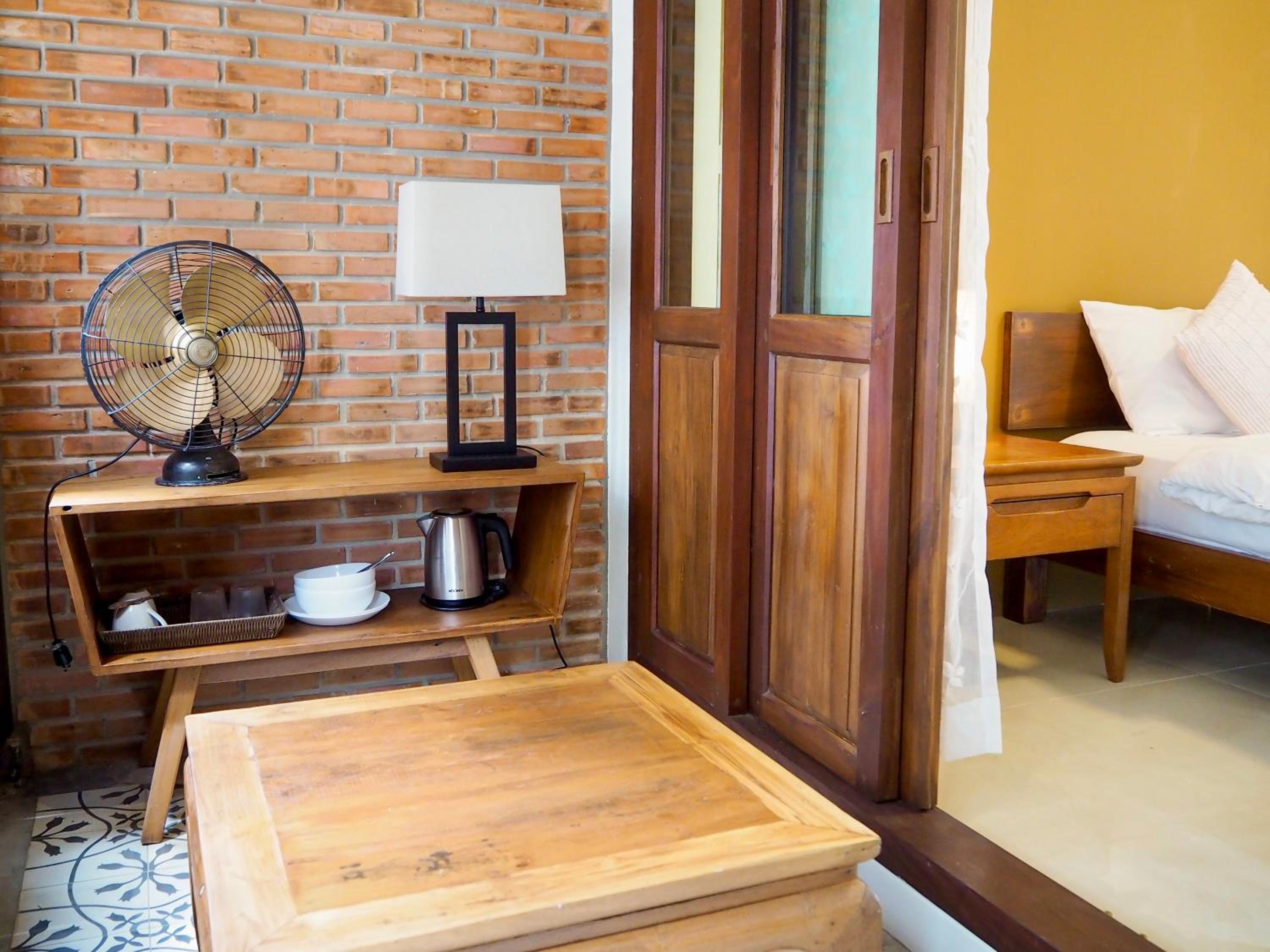 Deluxe King Room - Photo 13