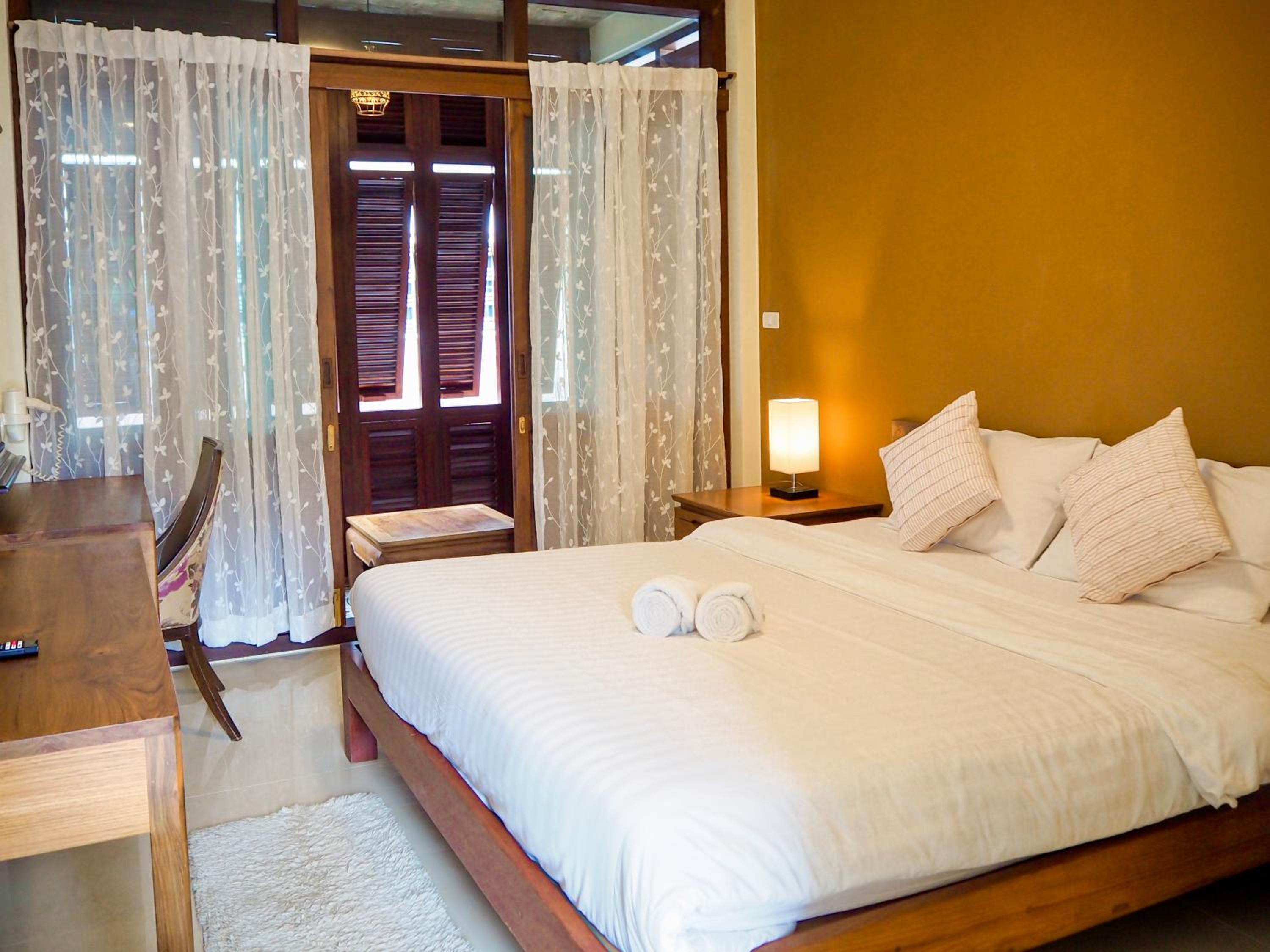 Deluxe King Room - Photo 12