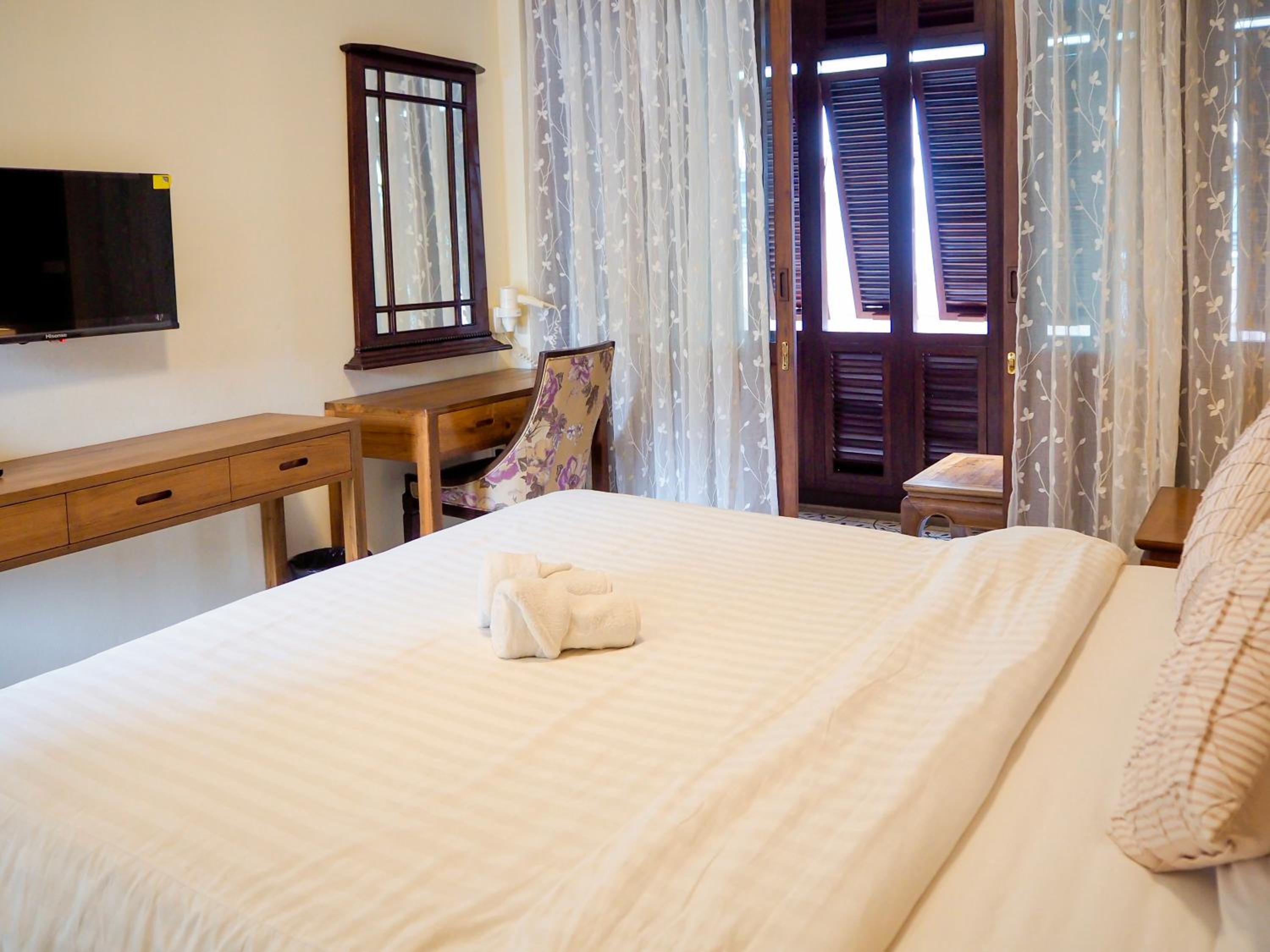 Deluxe King Room - Photo 2