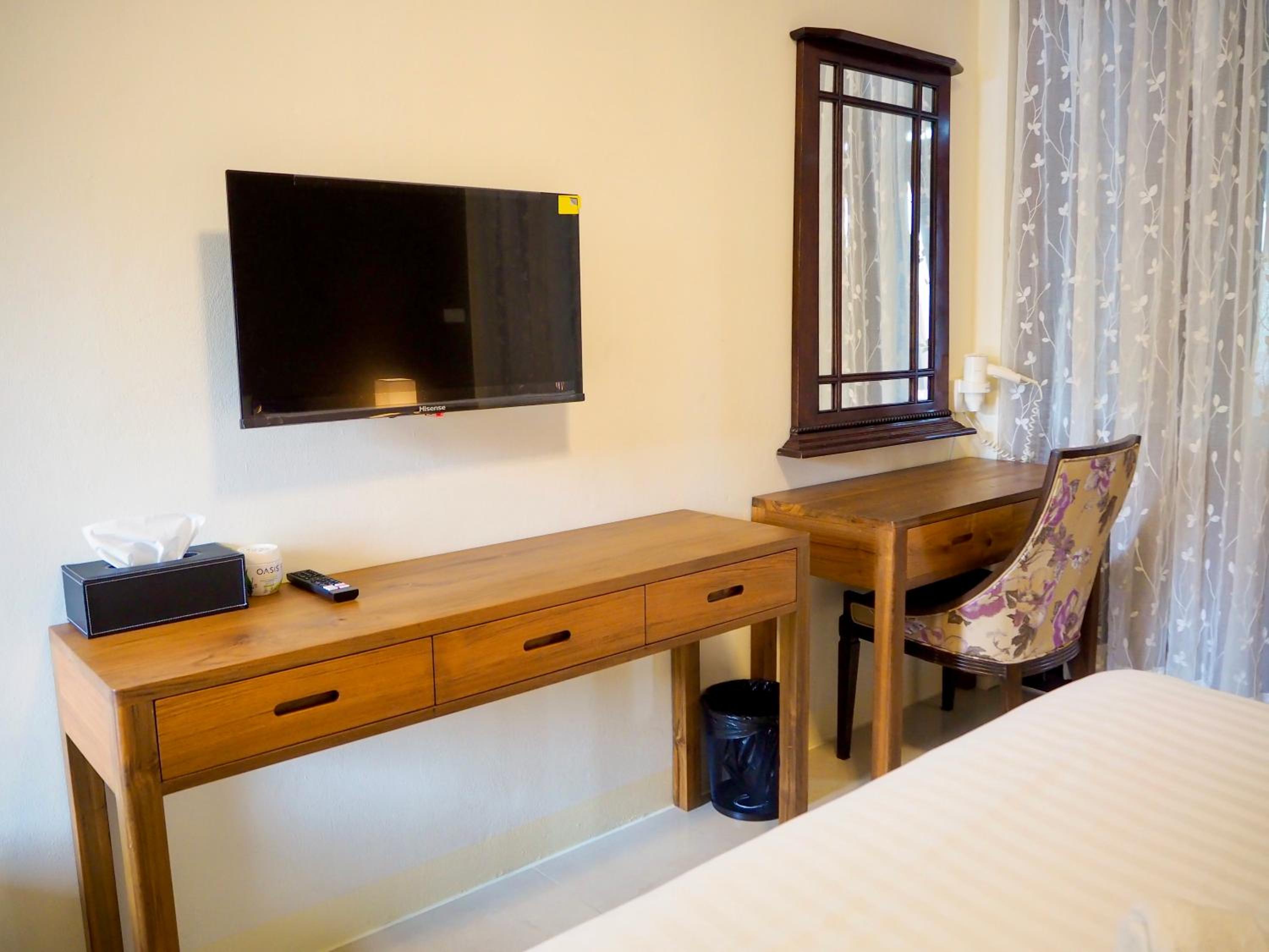 Deluxe King Room - Photo 11