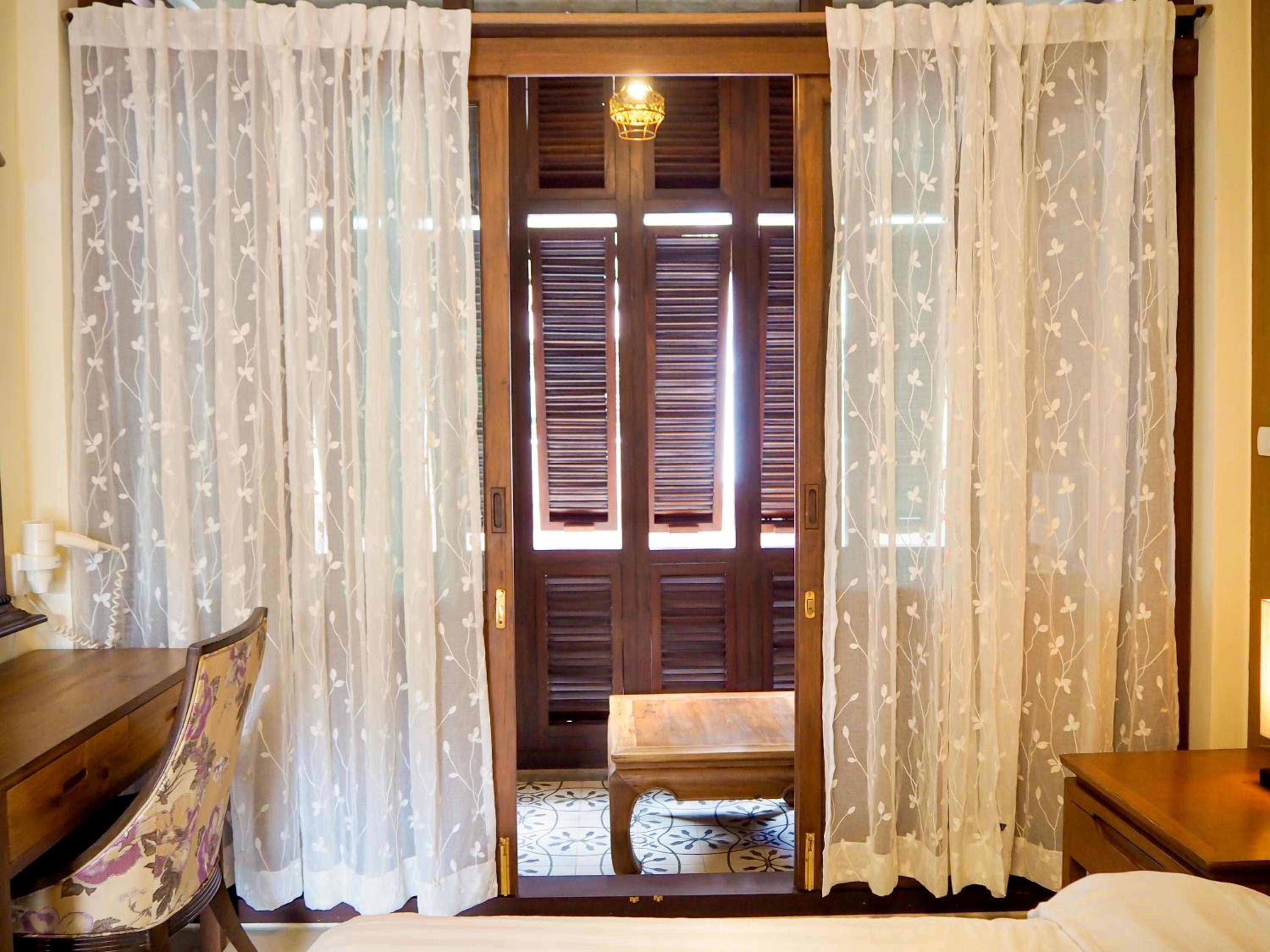 Deluxe King Room - Photo 10